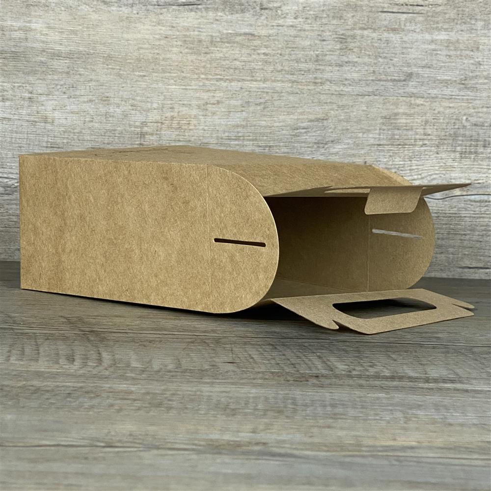 Die personalisierte Giebelverpackung aus Kraftkarton mit Herz-Motiv eignet sich ideal für kreative DIY-Geschenke. Ob selbstgemachte Leckereien, kleine Holzgeschenke oder liebevoll gestaltete Überraschungen – mit dem Wunschnamen wird jede Box zu einem Hingucker. Praktischer Griff erleichtert Befüllen und Transport. Perfekt für Freunde, Nachbarn oder Bastelfans. Eine charmante Verpackung mit persönlicher Note.
