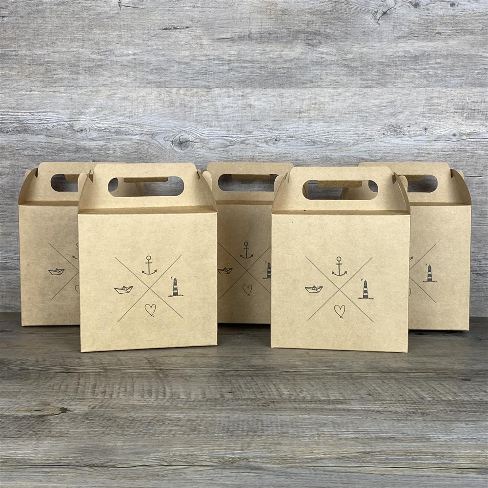 Dieses 5er-Set Giebelverpackungen aus Kraftkarton mit Navigationskreuz-Aufdruck ist ideal für kleine Geschenke für Kinder, den Sohn, die Tochter oder Enkel. Die Boxen bieten Platz für Süßigkeiten, kleine Spielzeuge oder personalisierte Holzgeschenke. Dank praktischem Griff lassen sie sich leicht transportieren. Perfekt für Geburtstage, Ostern oder andere besondere Anlässe. Eine originelle Verpackung für strahlende Kinderaugen.