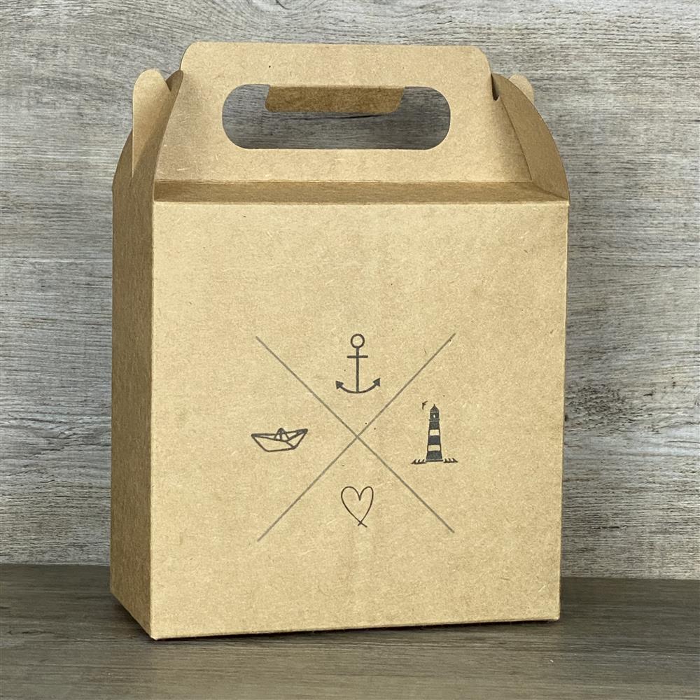 Diese Giebelverpackung aus Kraftkarton mit Navigationskreuz-Aufdruck ist ideal für kleine Geschenke für Kinder, den Sohn, die Tochter oder Enkel. Sie bietet Platz für Süßigkeiten, kleine Spielzeuge oder personalisierte Holzgeschenke. Dank praktischem Griff lässt sie sich leicht transportieren. Perfekt für Geburtstage, Ostern oder besondere Anlässe. Eine originelle Verpackung für strahlende Kinderaugen.