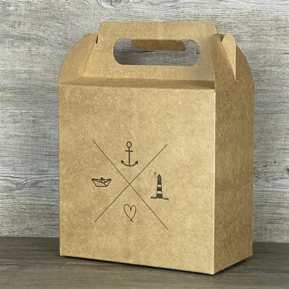 Diese Giebelverpackung aus Kraftkarton mit Navigationskreuz-Aufdruck ist ideal für kleine Geschenke für Kinder, den Sohn, die Tochter oder Enkel. Sie bietet Platz für Süßigkeiten, kleine Spielzeuge oder personalisierte Holzgeschenke. Dank praktischem Griff lässt sie sich leicht transportieren. Perfekt für Geburtstage, Ostern oder besondere Anlässe. Eine originelle Verpackung für strahlende Kinderaugen.