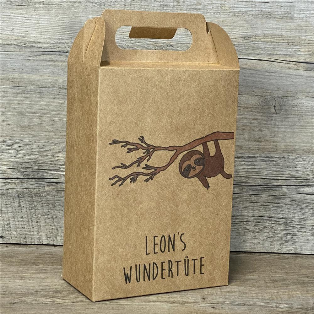 Diese personalisierte Giebelverpackung aus Kraftkarton mit Faultier-Motiv ist perfekt für Kinder, den Sohn, die Tochter oder Enkel. Mit deinem Wunschnamen wird die Box einzigartig und besonders. Sie bietet Platz für Süßigkeiten, kleine Spielzeuge oder personalisierte Holzgeschenke. Dank praktischem Griff lässt sie sich leicht transportieren. Eine liebevolle Verpackung für besondere Überraschungen.