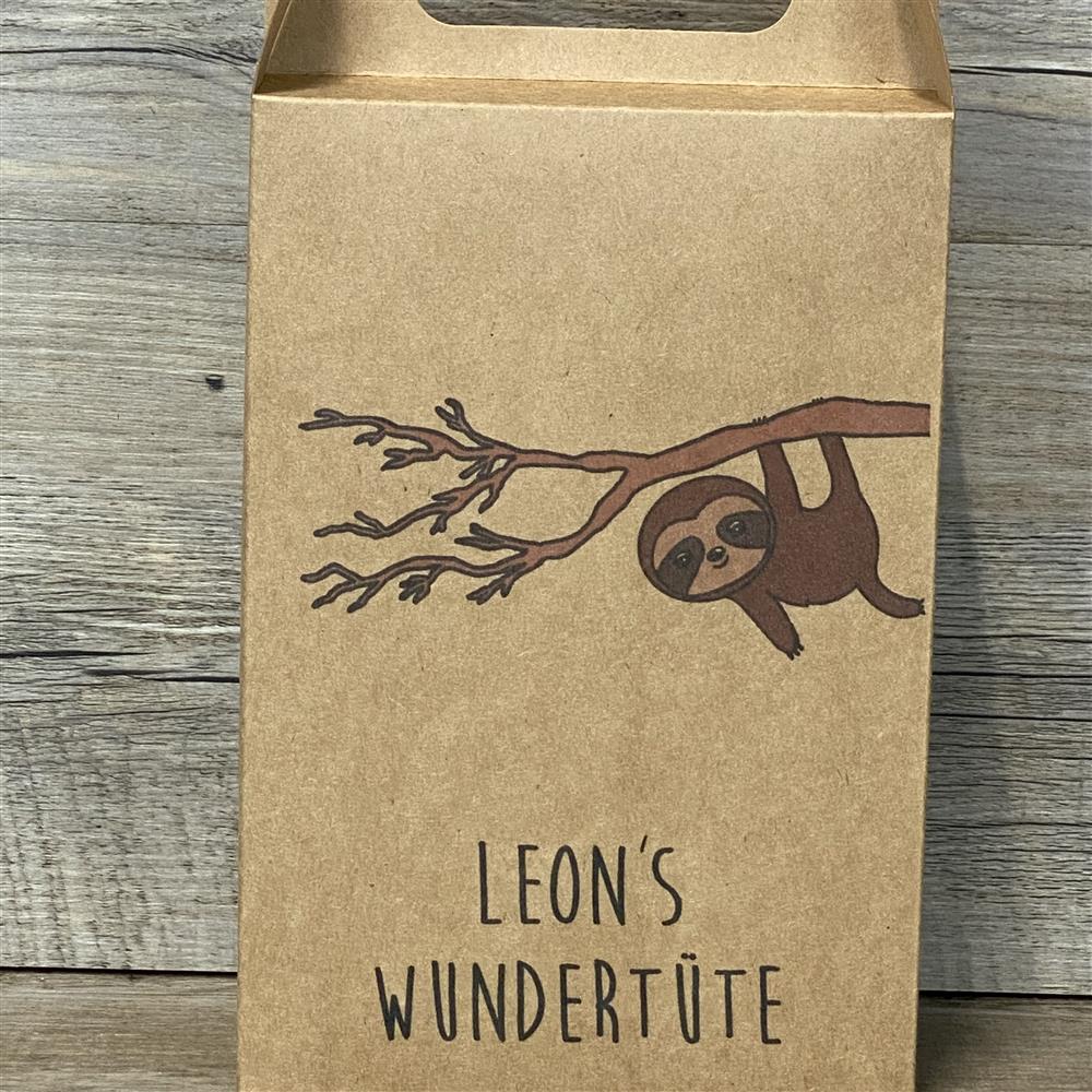 Die personalisierte Giebelverpackung aus Kraftkarton mit Faultier-Motiv eignet sich ideal für kreative DIY-Geschenke. Ob selbstgemachte Leckereien, kleine Holzgeschenke oder liebevoll gestaltete Überraschungen – mit dem Wunschnamen wird jede Box zu einem Hingucker. Praktischer Griff erleichtert Befüllen und Transport. Perfekt für Freunde, Nachbarn oder Bastelfans. Charmante Verpackung mit persönlicher Note.