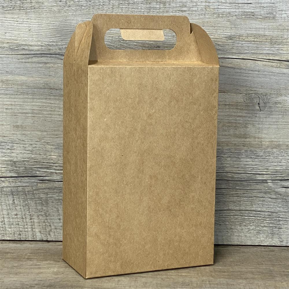 Die personalisierte Giebelverpackung aus Kraftkarton mit Faultier-Motiv eignet sich ideal für kreative DIY-Geschenke. Ob selbstgemachte Leckereien, kleine Holzgeschenke oder liebevoll gestaltete Überraschungen – mit dem Wunschnamen wird jede Box zu einem Hingucker. Praktischer Griff erleichtert Befüllen und Transport. Perfekt für Freunde, Nachbarn oder Bastelfans. Charmante Verpackung mit persönlicher Note.