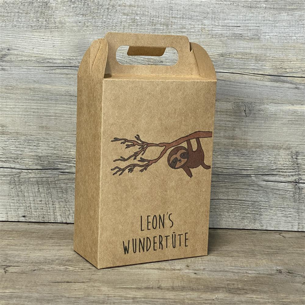 Diese personalisierte Giebelverpackung aus Kraftkarton mit Faultier-Motiv ist eine stilvolle Lösung für Firmenpräsente. Mit deinem Wunschnamen wird sie zu einer individuellen Aufmerksamkeit für Mitarbeiter, Kunden oder Geschäftspartner. Sie bietet Platz für kleine Aufmerksamkeiten, Süßigkeiten oder personalisierte Holzprodukte. Dank praktischem Griff leicht transportierbar. Ideal für Jubiläen, Werbeaktionen oder besondere Geschäftsanlässe.