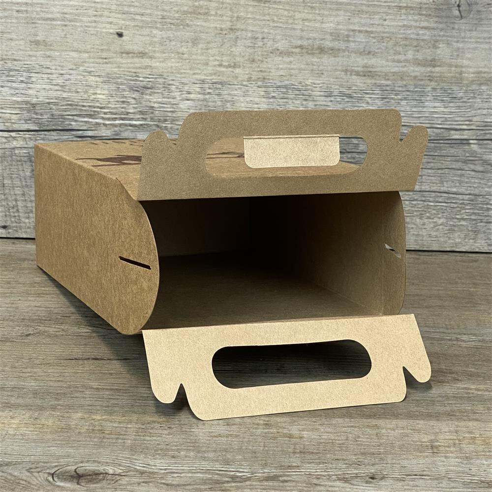 Diese personalisierte Giebelverpackung aus Kraftkarton mit Faultier-Motiv ist eine stilvolle Lösung für Firmenpräsente. Mit deinem Wunschnamen wird sie zu einer individuellen Aufmerksamkeit für Mitarbeiter, Kunden oder Geschäftspartner. Sie bietet Platz für kleine Aufmerksamkeiten, Süßigkeiten oder personalisierte Holzprodukte. Dank praktischem Griff leicht transportierbar. Ideal für Jubiläen, Werbeaktionen oder besondere Geschäftsanlässe.