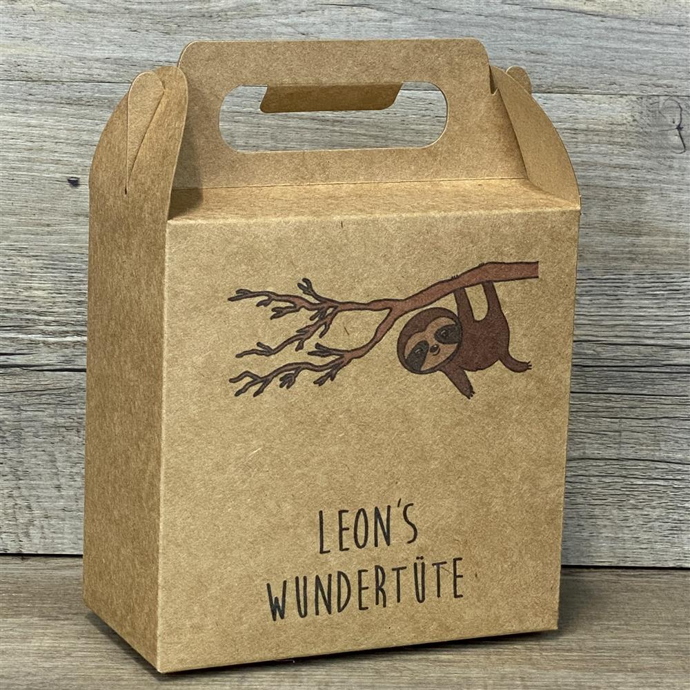 Diese Giebelverpackung aus Kraftkarton mit Faultier-Motiv ist perfekt für Geschenke für Kinder, den Sohn, die Tochter oder Enkel. Sie bietet Platz für Süßigkeiten, kleine Spielzeuge oder personalisierte Holzgeschenke. Dank praktischem Griff lässt sie sich leicht transportieren. Ideal für Geburtstage, Ostern oder andere besondere Anlässe. Süße und originelle Verpackung für kleine Überraschungen.