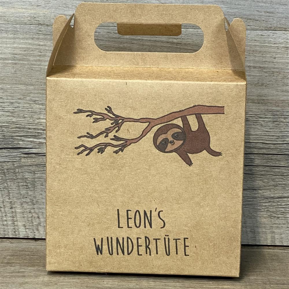 Diese Giebelverpackung aus Kraftkarton mit Faultier-Motiv ist perfekt für Geschenke für Kinder, den Sohn, die Tochter oder Enkel. Sie bietet Platz für Süßigkeiten, kleine Spielzeuge oder personalisierte Holzgeschenke. Dank praktischem Griff lässt sie sich leicht transportieren. Ideal für Geburtstage, Ostern oder andere besondere Anlässe. Süße und originelle Verpackung für kleine Überraschungen.