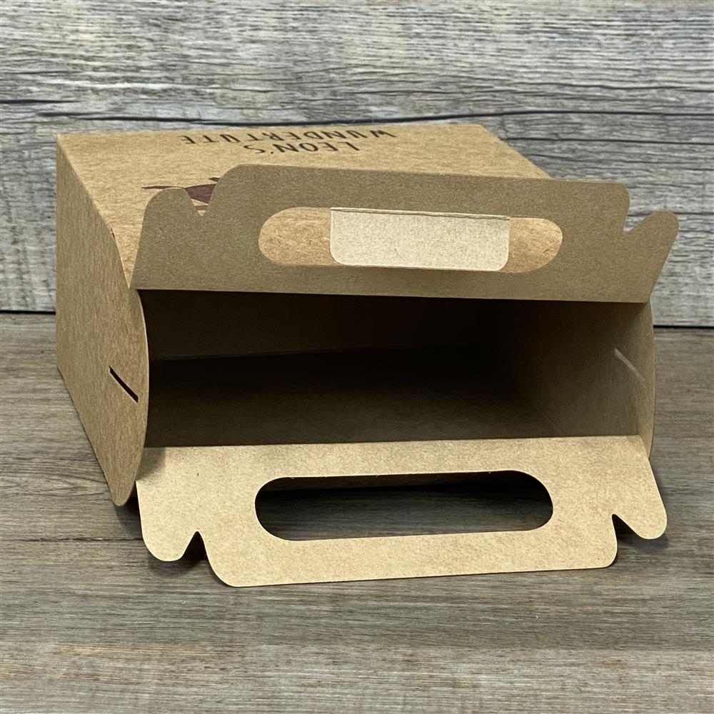 Diese Giebelverpackung aus Kraftkarton mit Faultier-Motiv ist eine stilvolle Lösung für Firmengeschenke. Ideal für Mitarbeiter, Kunden oder Geschäftspartner. Die Box bietet Platz für kleine Aufmerksamkeiten, Süßigkeiten oder personalisierte Holzprodukte. Dank praktischem Griff leicht transportierbar. Eine originelle und elegante Verpackung für Jubiläen, Werbeaktionen oder besondere Geschäftsanlässe.