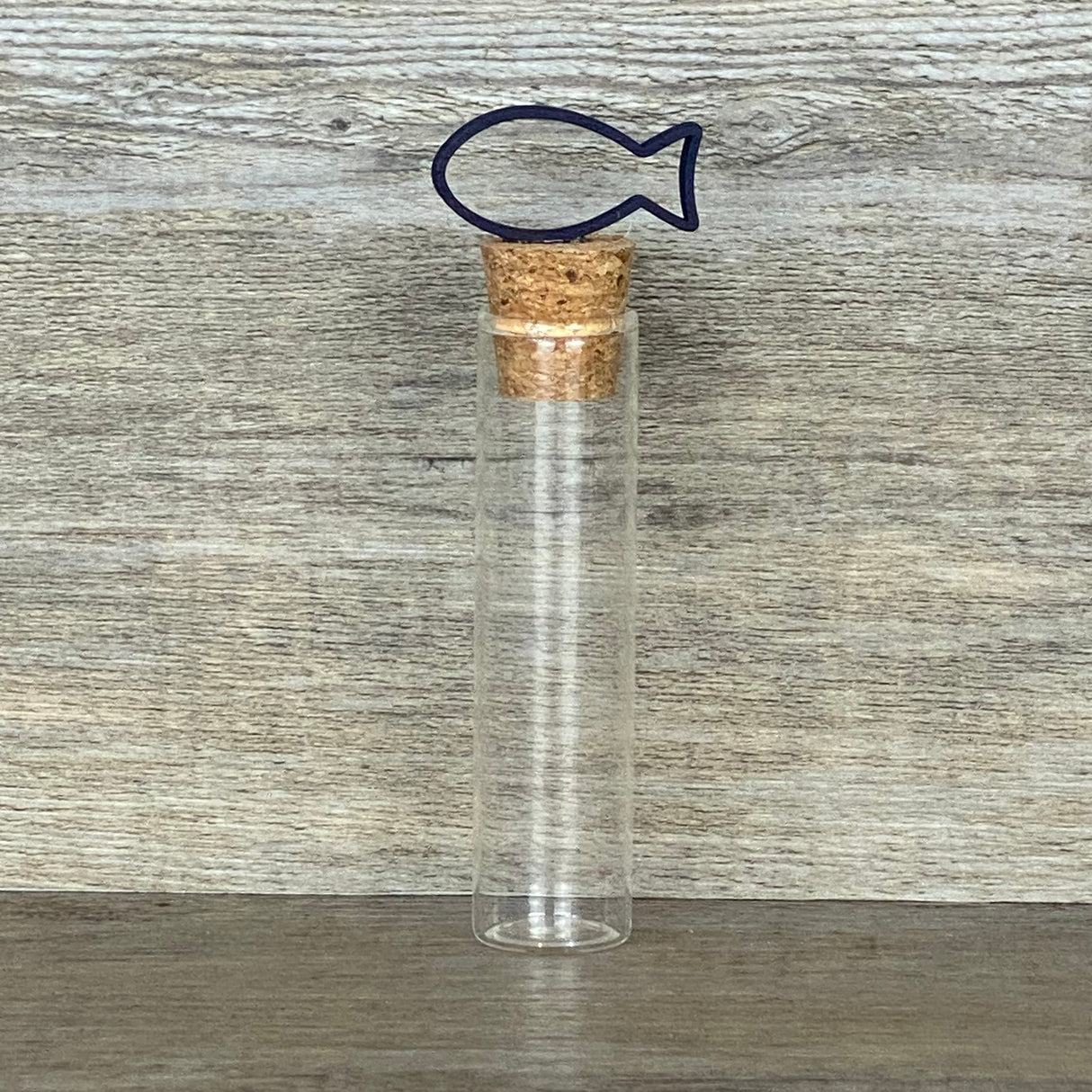 Dieses Taufgeschenk verbindet Persönlichkeit, Symbolkraft und Handwerkskunst. Das Set enthält einen Wooden Block Art „Taufe“ (15 x 15 x 2,2 cm) mit motivierendem Text und Platz für den Wunschnamen. Zusätzlich ein dekoratives Reagenzglas mit Korken & Deko-Fisch (10 x 2,5 cm), perfekt für Geld oder Gutscheine. Die hochwertige Geschenkbox mit christlichen Motiven kann zwischen Fisch oder Kreuz gewählt werden. Ideal für Jungen und Mädchen, nachhaltig und liebevoll gefertigt.