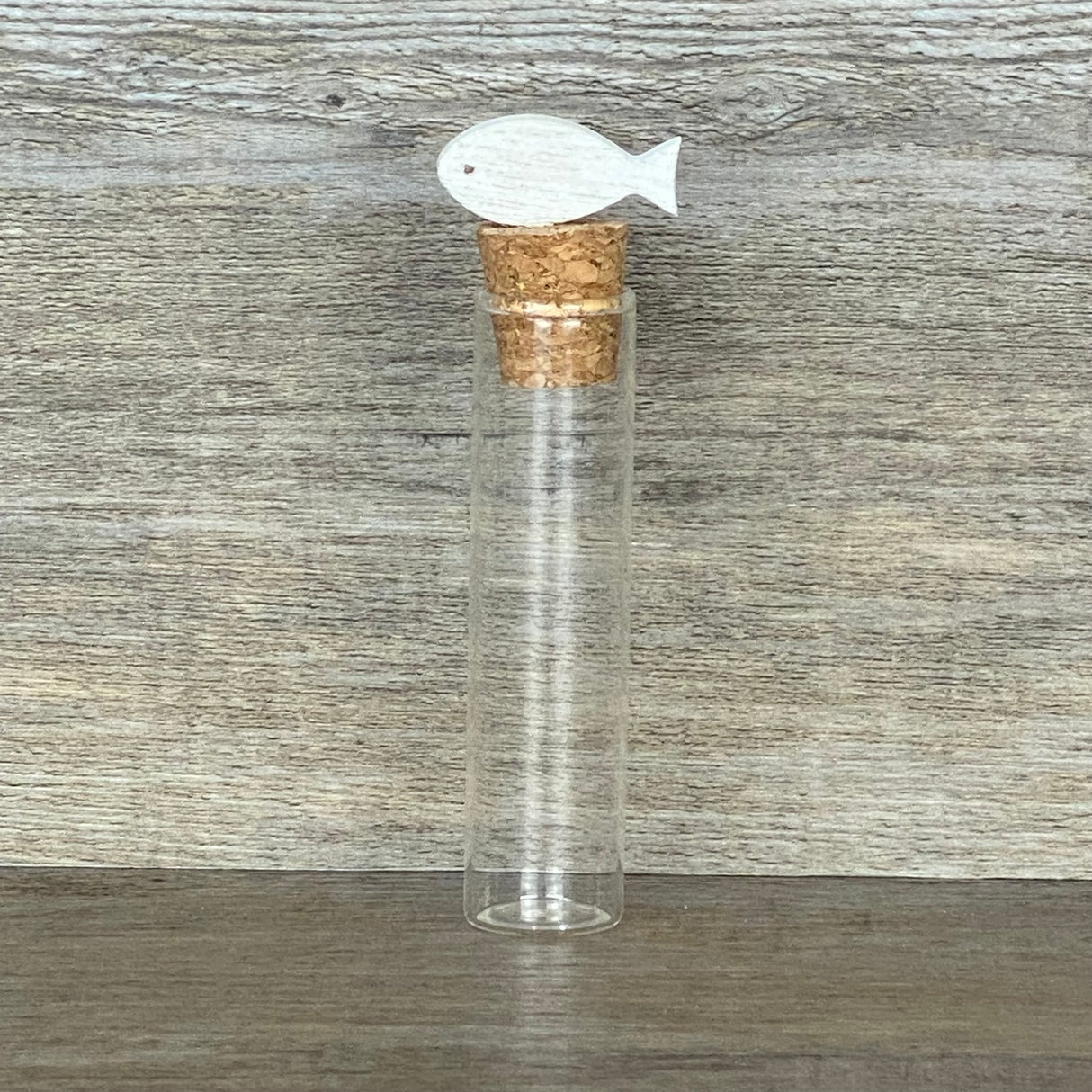 Dieses Konfirmationsgeschenkset kombiniert Symbolkraft und Individualität: Ein handgefertigter Wooden Block Art mit inspirierenden Worten sowie ein Reagenzglas mit dekorativem Fisch zur stilvollen Aufbewahrung von Geldgeschenken. Maße: Holzblock 15 x 15 x 2,2 cm, Reagenzglas ca. 13 x 2,5 cm. Verpackt in einer hochwertigen Geschenkbox mit christlichen Motiven, personalisierbar mit Namen – ein einzigartiges, nachhaltiges Präsent für diesen besonderen Tag.