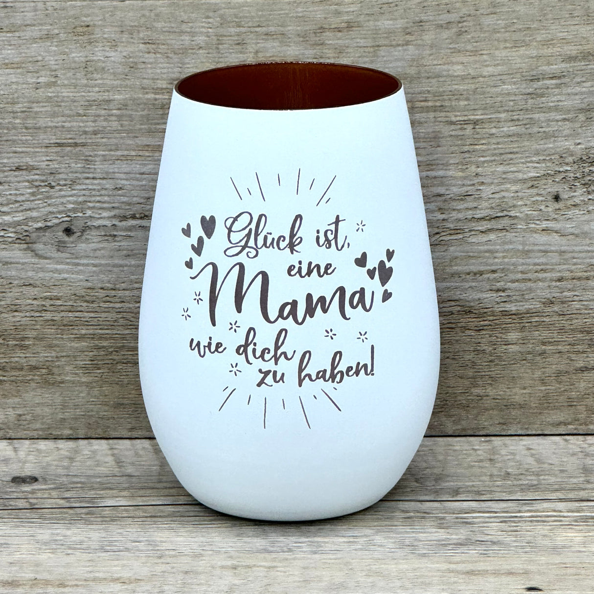 Deko Light „Glück ist eine Mama wie dich zu haben“ – persönliches Geschenk für Mama, zum Muttertag oder Geburtstag.
Liebevolles Licht, emotionales Geschenk, dekoratives Highlight für Zuhause.
Perfekt für Mütter, Oma oder Lieblingsmenschen, personalisierbar mit Namen oder Datum.
Stilvolles Geschenk für besondere Anlässe, Dankbarkeit zeigen, Herz verschenken.
Romantisch, liebevoll, einzigartig – für Familie, Freunde oder besondere Momente.