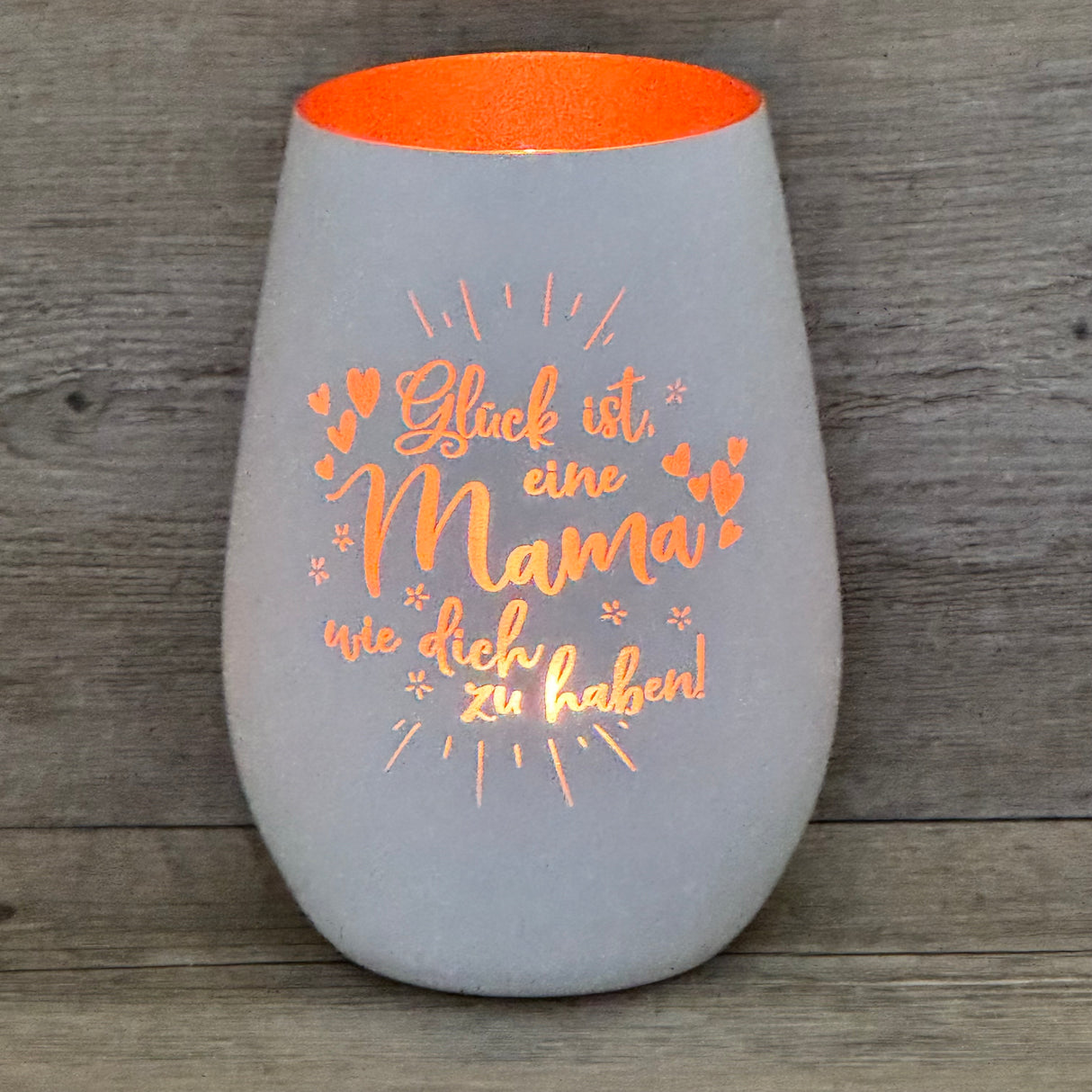 Deko Light „Glück ist eine Mama wie dich zu haben“ – persönliches Geschenk für Mama, zum Muttertag oder Geburtstag.
Liebevolles Licht, emotionales Geschenk, dekoratives Highlight für Zuhause.
Perfekt für Mütter, Oma oder Lieblingsmenschen, personalisierbar mit Namen oder Datum.
Stilvolles Geschenk für besondere Anlässe, Dankbarkeit zeigen, Herz verschenken.
Romantisch, liebevoll, einzigartig – für Familie, Freunde oder besondere Momente.