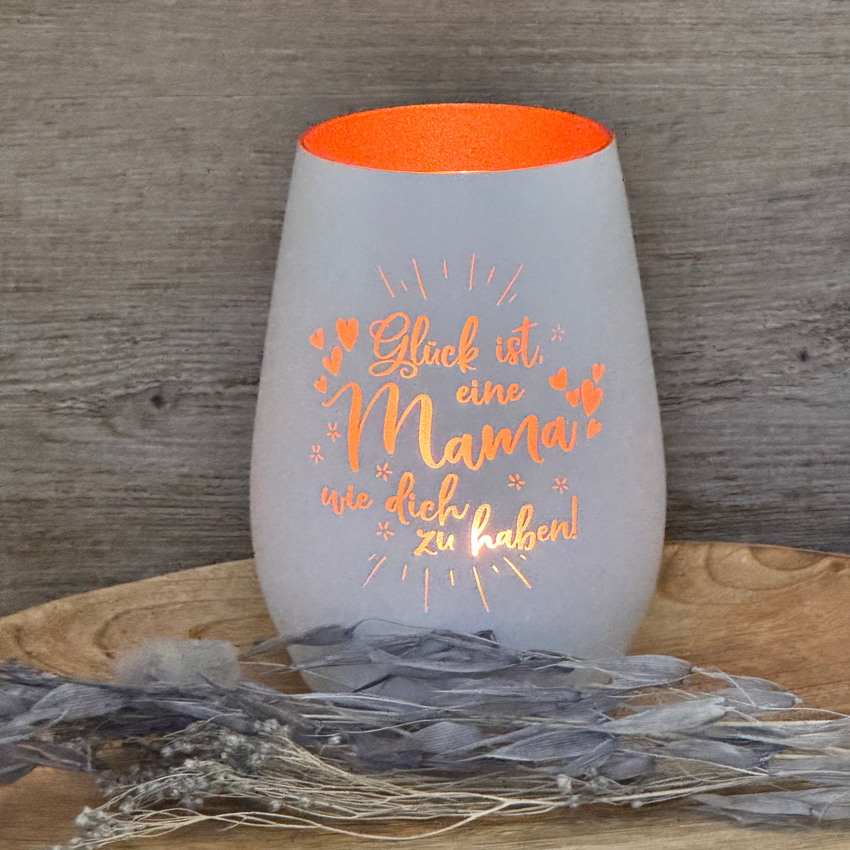 Wunderschönes Deko Light für Mama – ideales Geschenk zum Muttertag, Geburtstag oder besonderen Anlass.
Herzliche Botschaft, personalisierbar mit Namen, Datum oder Koordinaten.
Perfektes Lichtgeschenk für Mama, Oma oder Lieblingsmenschen.
Emotionales Geschenk, dekorativ und einzigartig – für Zuhause oder als Überraschung.
Liebevoll, stilvoll, personalisiert – Freude schenken und Dankbarkeit ausdrücken.