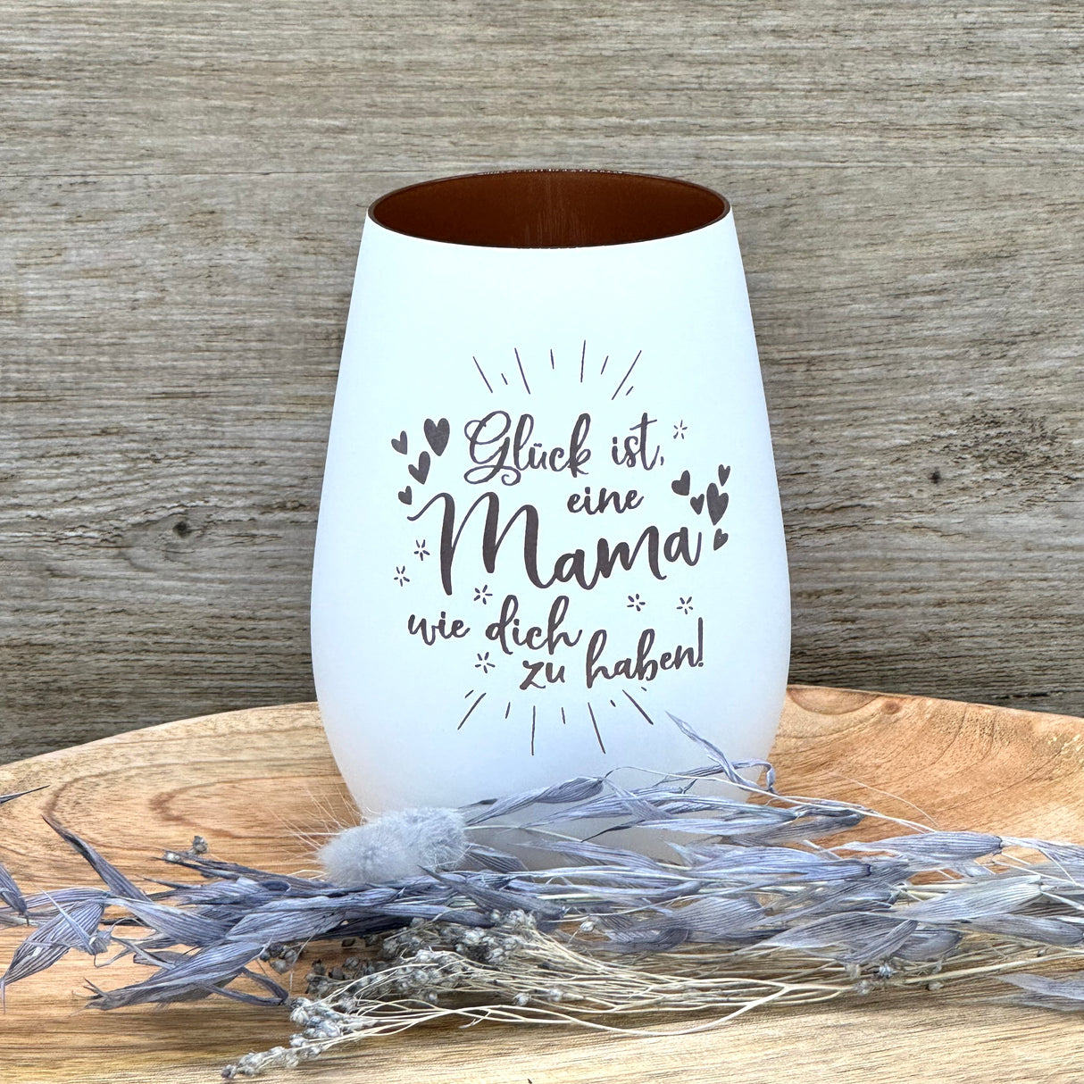 Persönliches Deko Light „Glück ist eine Mama wie dich zu haben“ – ideales Geschenk für Mütter.
Perfekt für Muttertag, Geburtstag, Familienfeiern oder besondere Momente.
Liebevolles Licht, dekorativ und emotional, personalisierbar mit Namen oder Datum.
Für Mama, Oma oder Lieblingsmenschen – Herz zeigen und Freude schenken.
Romantisch, individuell, einzigartig – stilvolles Geschenk für Familie und Zuhause.