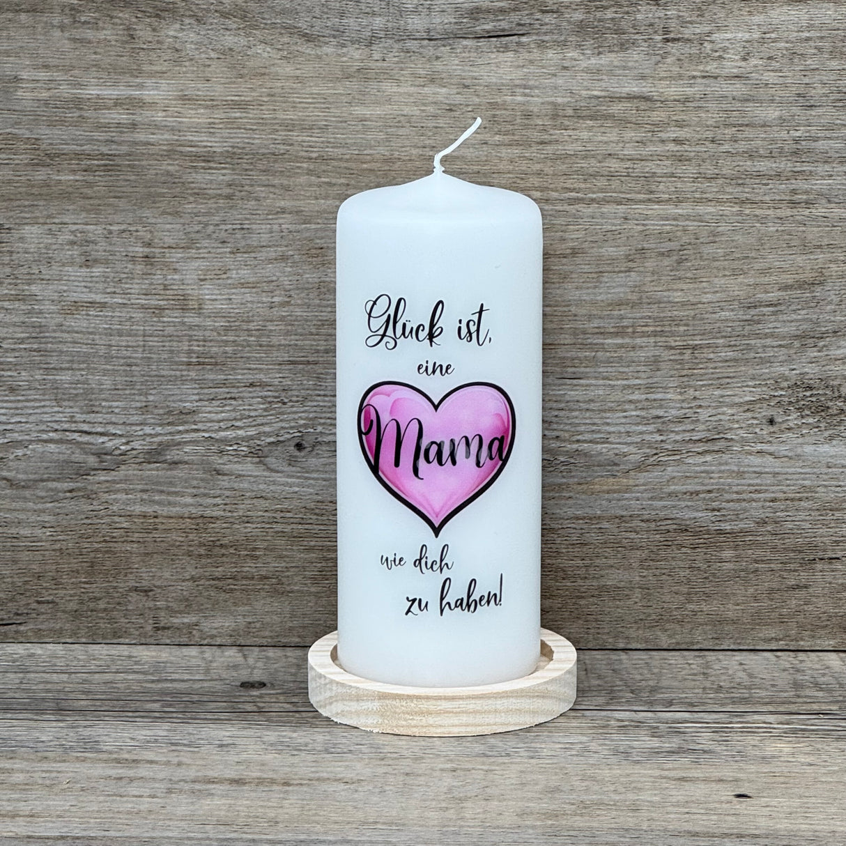 Diese Stumpenkerze „Glück ist eine Mama wie dich zu haben“ ist ein liebevolles Geschenk für jede Mutter. Weiße Kerze, Höhe 150 mm, Ø 60 mm, mit hochwertigem Aufdruck – stilvoll und emotional. Perfekt zum Muttertag, Geburtstag oder als kleine Aufmerksamkeit zwischendurch. Optional mit passendem Holz-Kerzenteller für eine stilvolle Präsentation. Wärme und Liebe in einem Geschenk vereint.