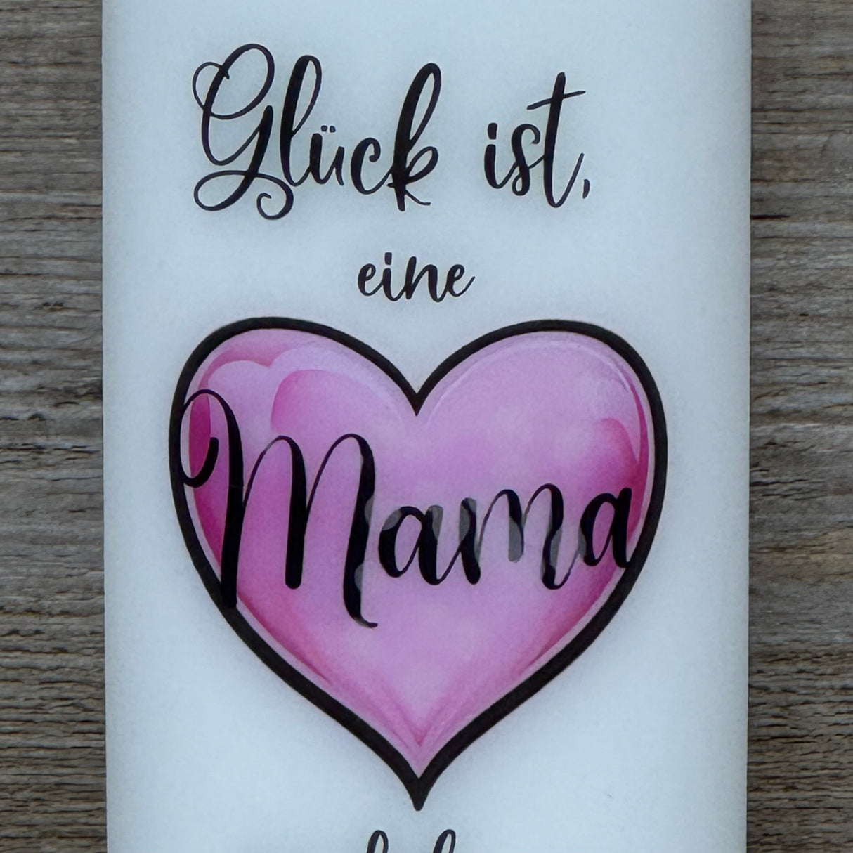 Die Stumpenkerze „Glück ist eine Mama wie dich zu haben“ bringt Licht und Herz ins Zuhause. Weiße Kerze, 150 × 60 mm, hochwertiger Aufdruck, optionaler Holz-Kerzenteller (Ø 8 cm, H 1,5 cm). Ein liebevolles Präsent für Muttertag, Geburtstag oder einfach als kleine Aufmerksamkeit. Schenke ein warmes Licht und ein besonderes Gefühl für die beste Mama der Welt.