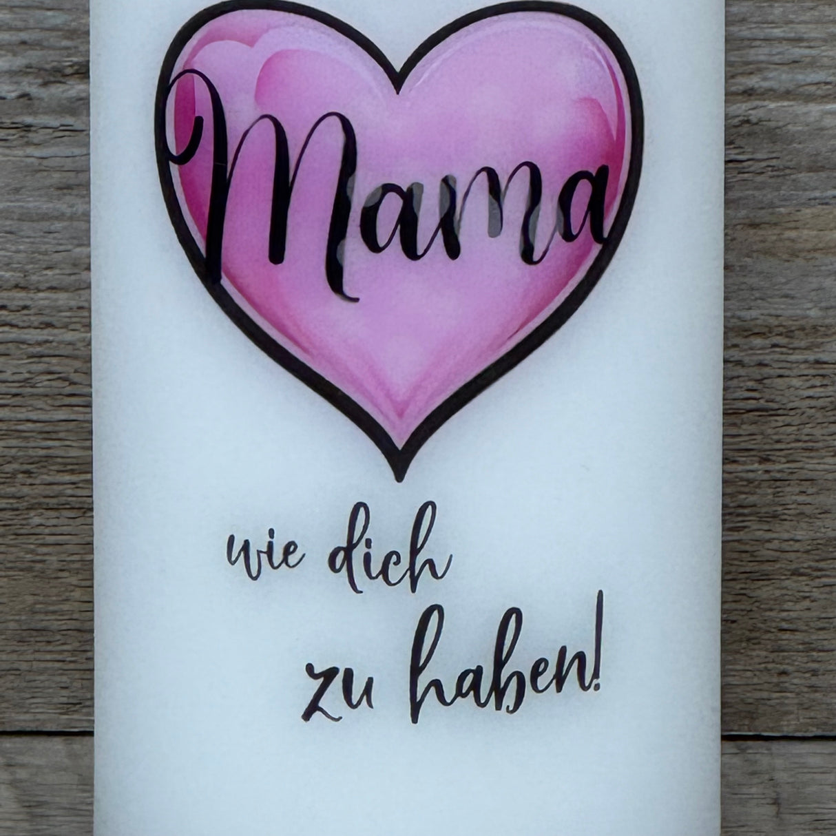 Die Stumpenkerze „Glück ist eine Mama wie dich zu haben“ bringt Licht und Herz ins Zuhause. Weiße Kerze, 150 × 60 mm, hochwertiger Aufdruck, optionaler Holz-Kerzenteller (Ø 8 cm, H 1,5 cm). Ein liebevolles Präsent für Muttertag, Geburtstag oder einfach als kleine Aufmerksamkeit. Schenke ein warmes Licht und ein besonderes Gefühl für die beste Mama der Welt.