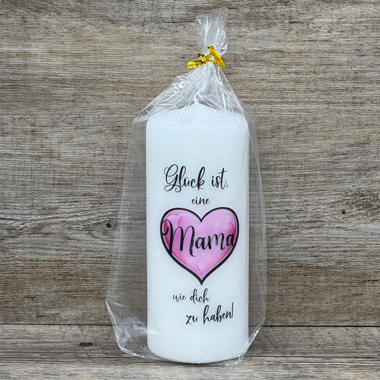 Dieses Kerzen-Set „Glück ist eine Mama wie dich zu haben“ ist ein herzerwärmendes Geschenk für jede Mutter. Weiße Stumpenkerze, Höhe 150 mm, Durchmesser 60 mm, stilvoller Aufdruck. Ideal zum Muttertag, Geburtstag oder einfach als liebevolles Dankeschön. Optional mit Kerzenteller aus Holz für elegante Präsentation. Ein kleines Geschenk mit großer Bedeutung.