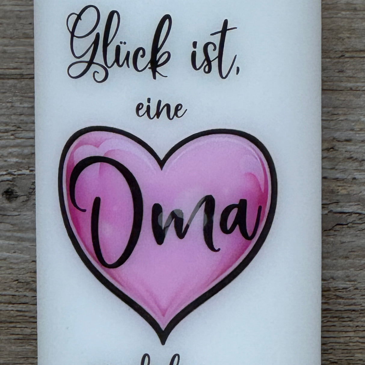 Diese Stumpenkerze „Glück ist eine Oma wie dich zu haben“ ist ein liebevolles Geschenk für Großmütter. Weiße Kerze, Höhe 150 mm, Ø 60 mm, mit hochwertigem Aufdruck – stilvoll und emotional. Perfekt zum Muttertag, Geburtstag oder einfach als kleine Aufmerksamkeit zwischendurch. Optional mit passendem Holz-Kerzenteller für eine elegante Präsentation. Wärme und Liebe in einem besonderen Geschenk vereint.