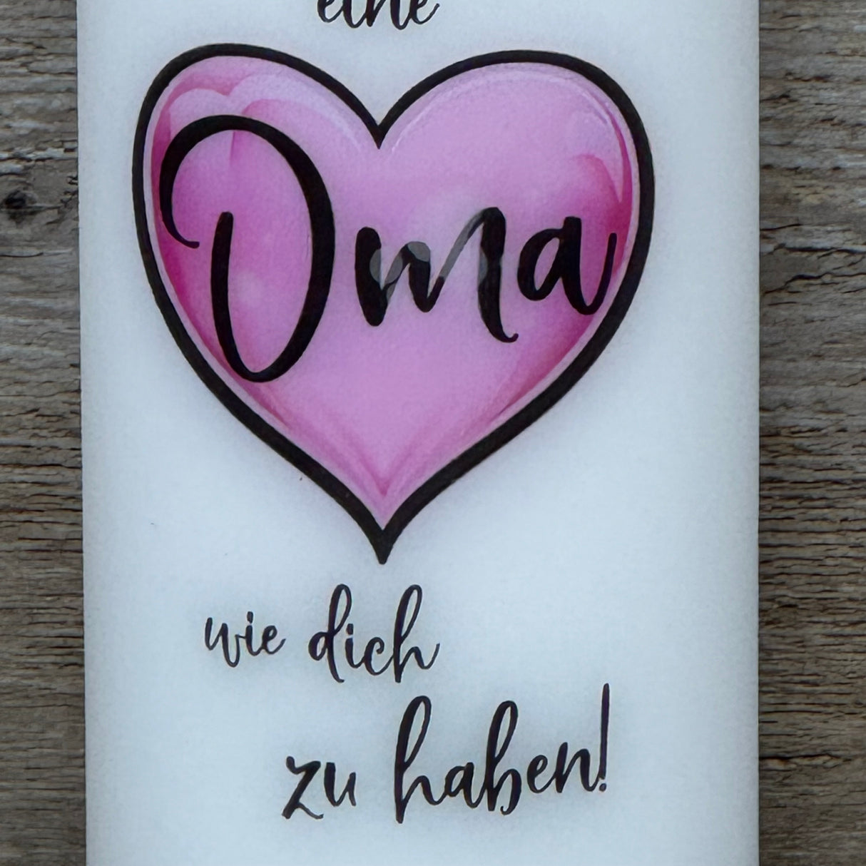 Diese Stumpenkerze „Glück ist eine Oma wie dich zu haben“ ist ein liebevolles Geschenk für Großmütter. Weiße Kerze, Höhe 150 mm, Ø 60 mm, mit hochwertigem Aufdruck – stilvoll und emotional. Perfekt zum Muttertag, Geburtstag oder einfach als kleine Aufmerksamkeit zwischendurch. Optional mit passendem Holz-Kerzenteller für eine elegante Präsentation. Wärme und Liebe in einem besonderen Geschenk vereint.