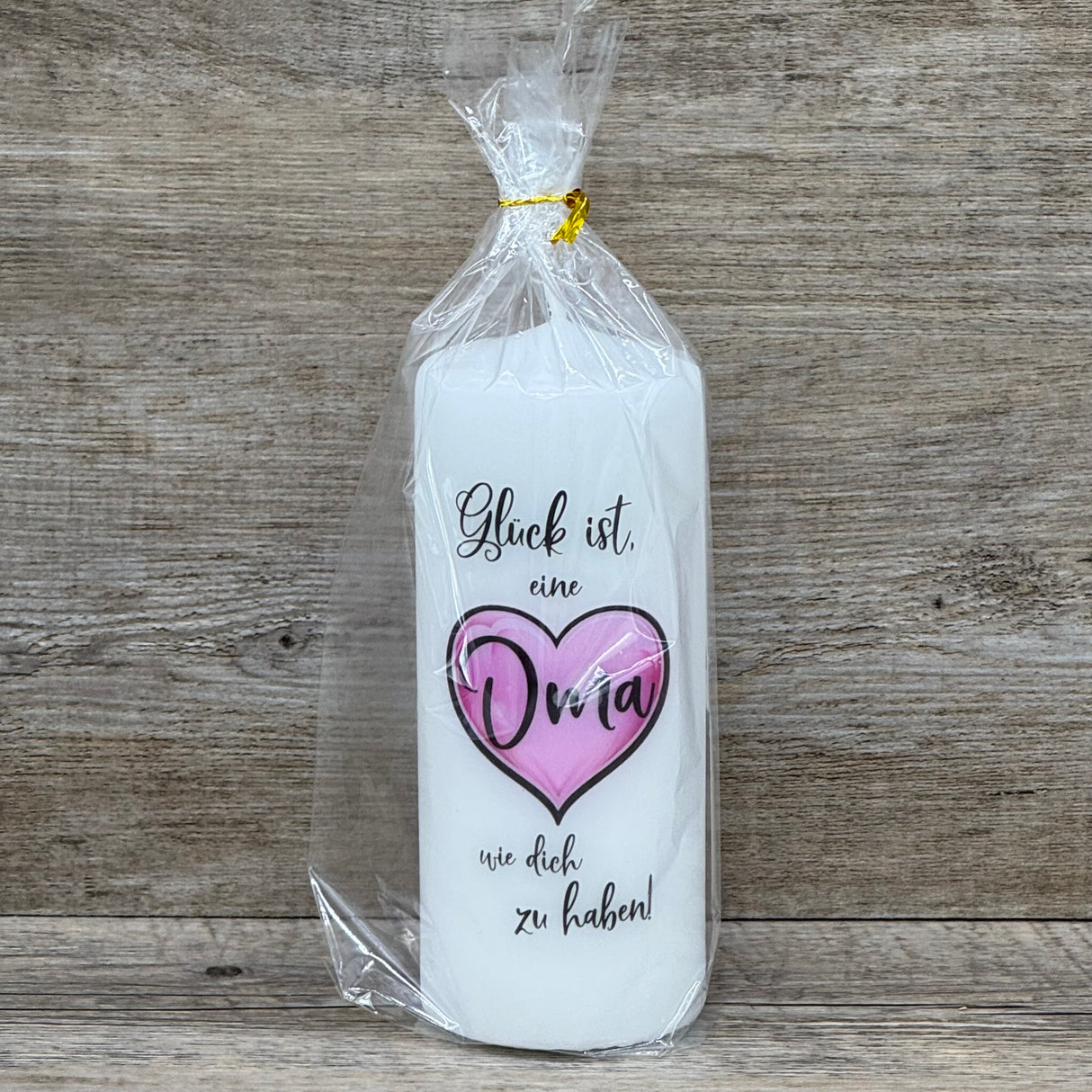 Dieses Kerzen-Set „Glück ist eine Oma wie dich zu haben“ ist ein herzerwärmendes Geschenk für jede Großmutter. Weiße Stumpenkerze, Höhe 150 mm, Durchmesser 60 mm, stilvoller Aufdruck. Perfekt zum Geburtstag, Muttertag oder als liebevolle Aufmerksamkeit zwischendurch. Optional mit Holz-Kerzenteller für eine elegante Präsentation. Ein kleines Geschenk mit großer Bedeutung für Oma.