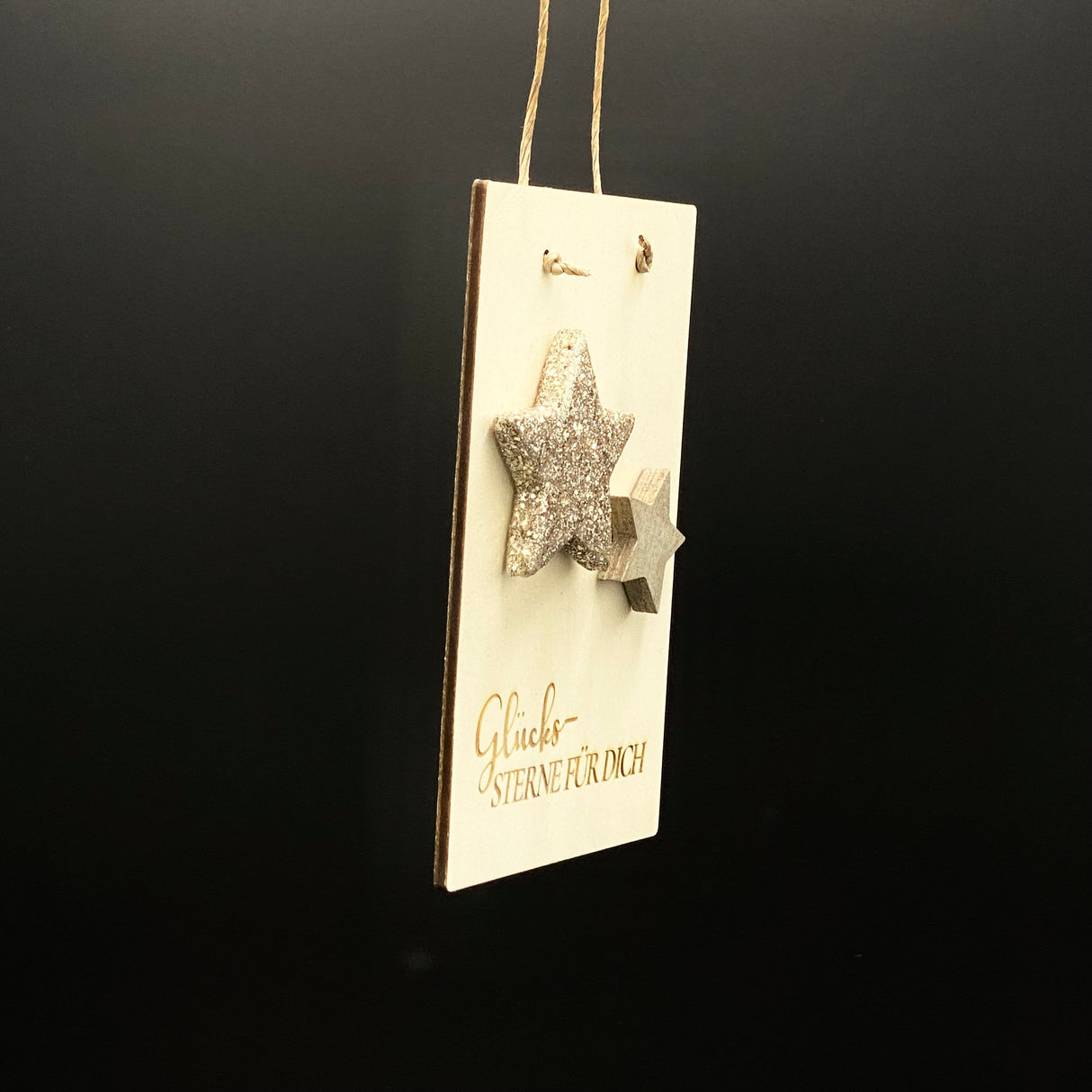 Weihnachtskarte „Glückssterne für dich“ aus hochwertigem 4 mm Pappelholz, verziert mit zarten Stern-Elementen.
Größe ca. 16 × 11 cm, mit Band zum Aufhängen – ideal als festliche Deko oder charmantes Geschenk.
Verschenken Sie Glück und Freude mit einer liebevoll gestalteten Holzkarte.
Jede Karte wird in einer Geschenkverpackung geliefert, Aufdruck: „Ein zauberhaftes Weihnachtsfest“.
Personalisierbar – für eine individuelle Botschaft an besondere Menschen in der Weihnachtszeit.