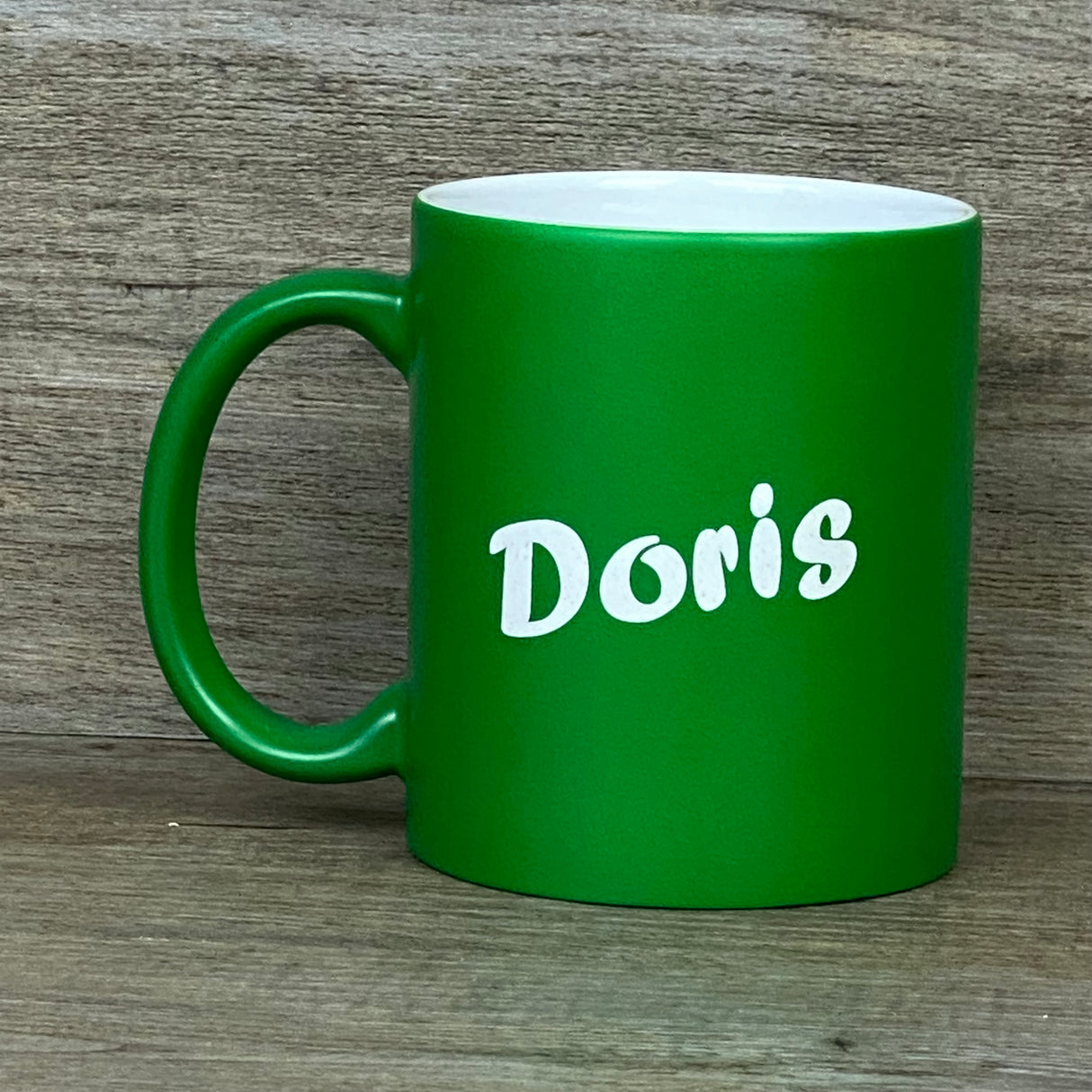 Die Keramik-Tasse für Erzieher:innen verbindet Stil mit Wertschätzung. Vorderseite mit Gravurtext „Superheld/in des Alltags“, Rückseite optional personalisiert. 350 ml Fassungsvermögen, handliche Größe ca. Ø 8,2 × 9,6 cm, Außenseite in sechs Farben wählbar. Perfekt für Kaffee, Tee oder Kakao und ein einzigartiges Geschenk für Abschied, Abschluss oder als Dankeschön für engagierte Pädagog:innen.