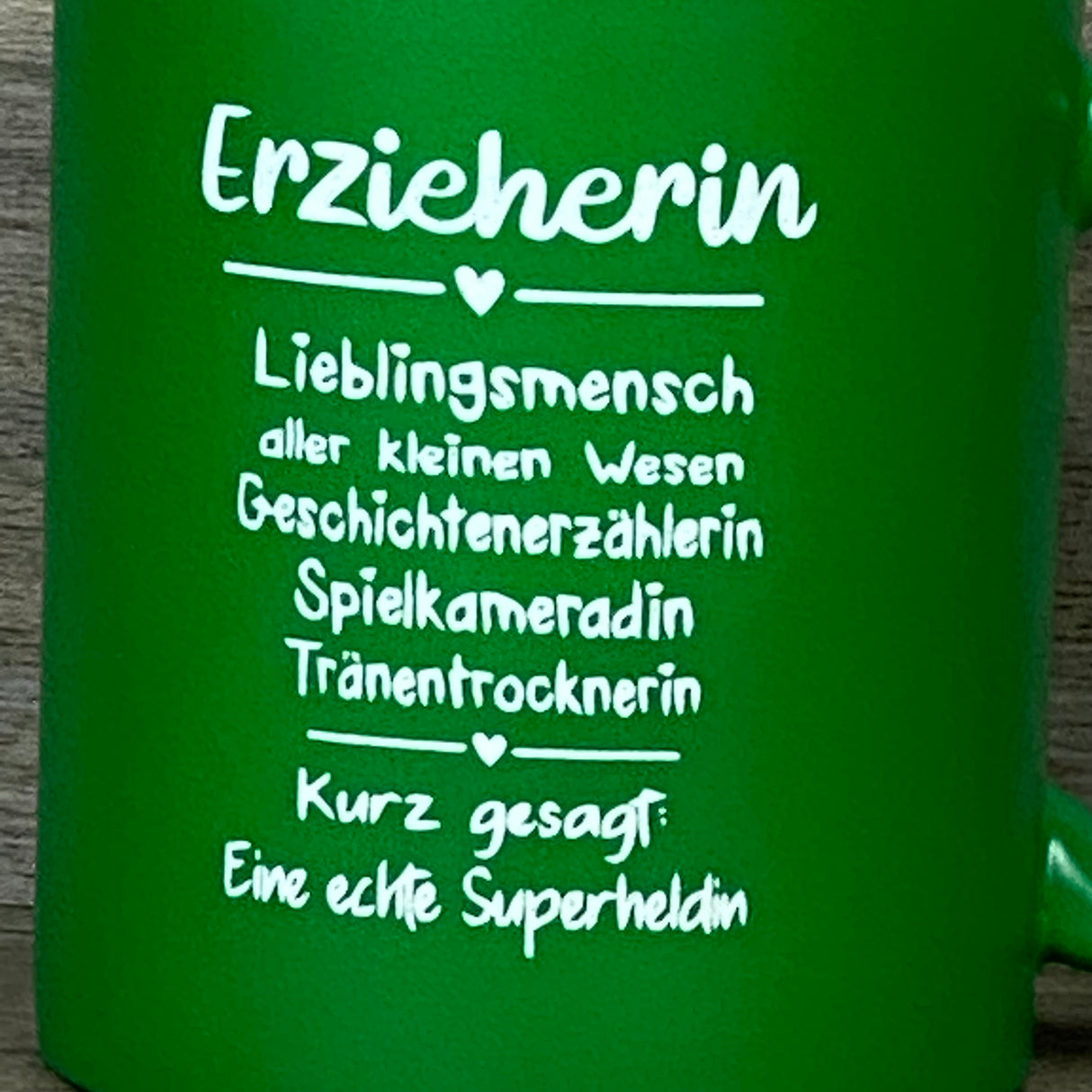 Die Keramik-Tasse für Erzieher:innen verbindet Stil mit Wertschätzung. Vorderseite mit Gravurtext „Superheld/in des Alltags“, Rückseite optional personalisiert. 350 ml Fassungsvermögen, handliche Größe ca. Ø 8,2 × 9,6 cm, Außenseite in sechs Farben wählbar. Perfekt für Kaffee, Tee oder Kakao und ein einzigartiges Geschenk für Abschied, Abschluss oder als Dankeschön für engagierte Pädagog:innen.