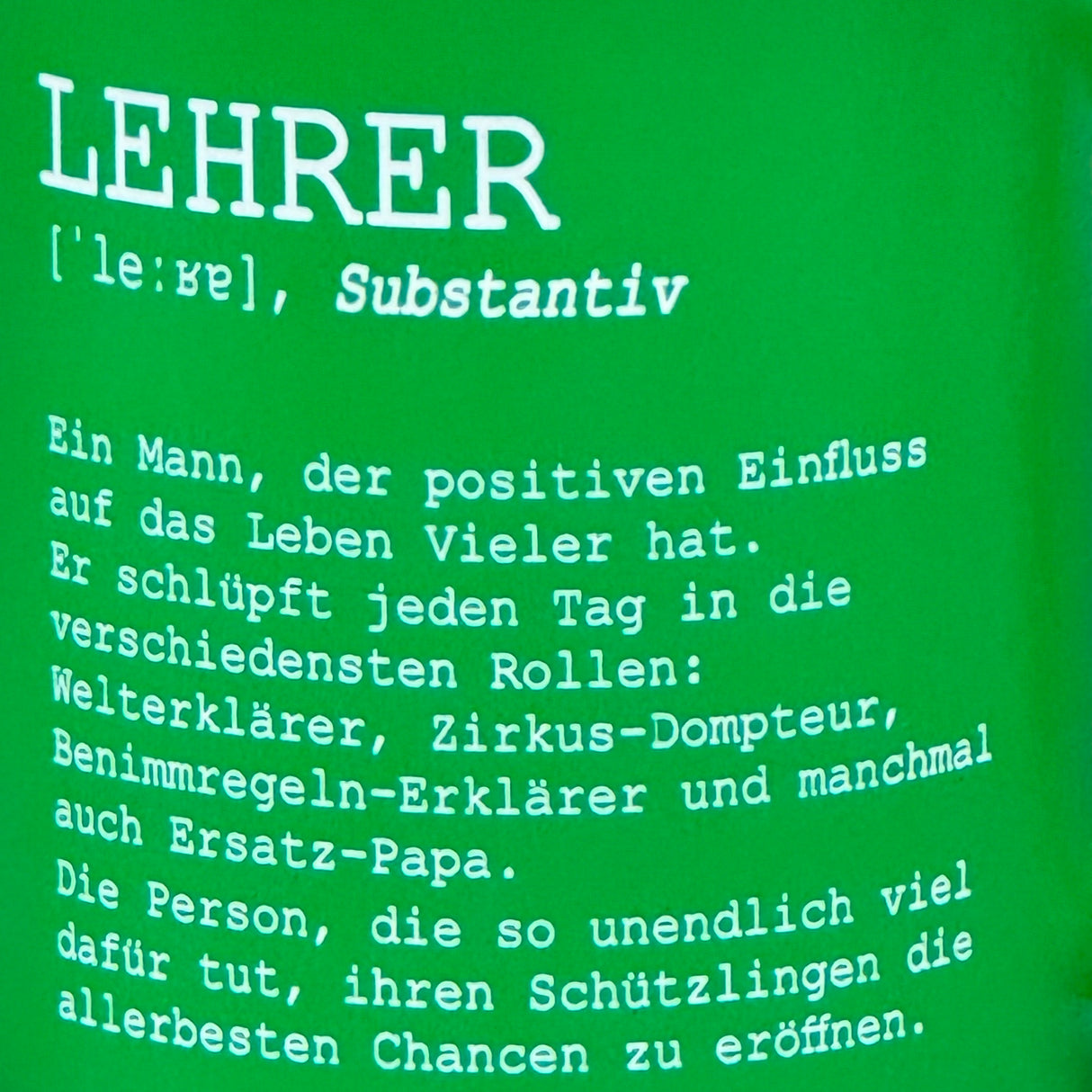 Die Keramik-Tasse „Lehrer/in – Substantiv“ kombiniert Stil und persönliche Botschaft. 350 ml Fassungsvermögen, ca. Ø 8,2 × 9,6 cm, weiße Innenseite, farbige Außenseite, handlich und spülmaschinengeeignet. Vorderseite mit Definitionstext, Rückseite optional mit Namen graviert. Ideal als Geschenk zum Schuljahresende, Abschied, Ruhestand oder einfach als Dankeschön für Lehrer und Lehrerinnen.
