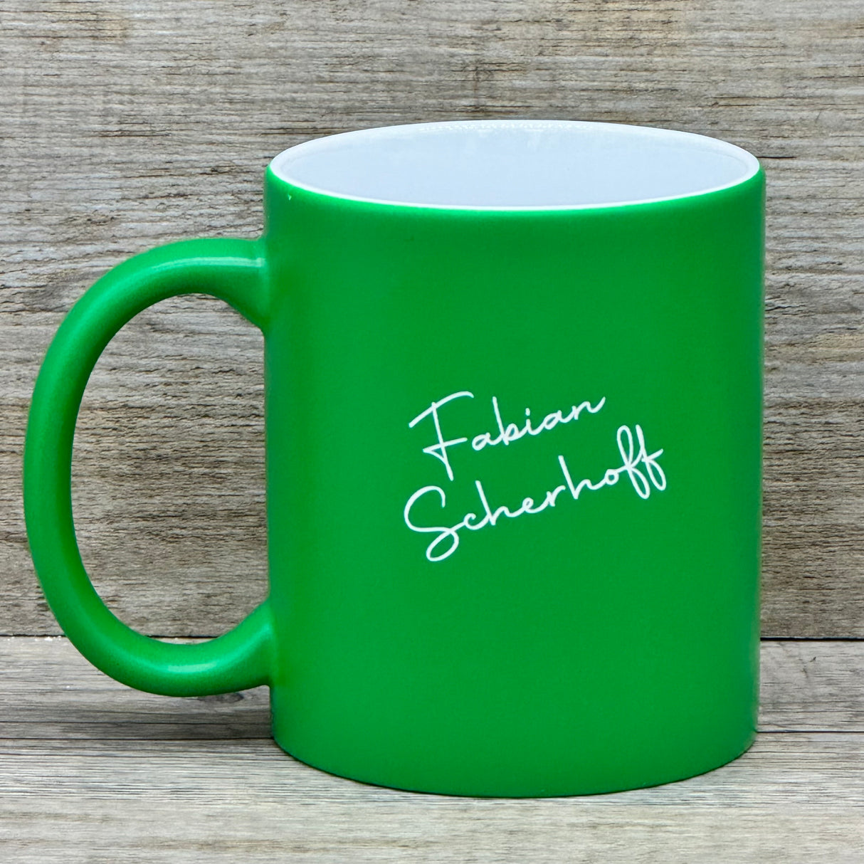 Die Keramik-Tasse „Lehrer/in – Substantiv“ kombiniert Stil und persönliche Botschaft. 350 ml Fassungsvermögen, ca. Ø 8,2 × 9,6 cm, weiße Innenseite, farbige Außenseite, handlich und spülmaschinengeeignet. Vorderseite mit Definitionstext, Rückseite optional mit Namen graviert. Ideal als Geschenk zum Schuljahresende, Abschied, Ruhestand oder einfach als Dankeschön für Lehrer und Lehrerinnen.