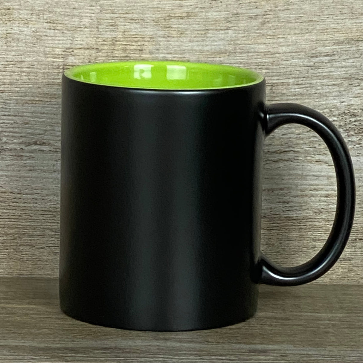 Dieses personalisierte Tassen-Set „Langschläfer“ ist ein liebevolles Statement für alle Morgenmuffel. Schwarze Außenseite, farbige Innenseite, Fassungsvermögen 350 ml, Maße ca. Ø 8,2 × 9,6 cm. Lasergravur „Langschläfer“ oder „Langschläferin“ mit Wunschname macht jede Tasse zu einem individuellen Unikat. Ideal als Geschenk oder für den eigenen gemütlichen Start in den Tag.
