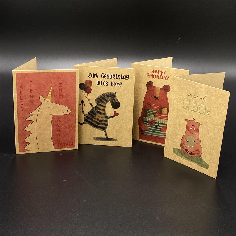 Dieses 4er-Set hochwertiger Grußkarten aus Kraftkarton inklusive farblich passendem Kuvert bringt Abwechslung und Freude zum Geburtstag. Größe je Karte ca. 11 x 15 cm. Motive: Zebra („Zum Geburtstag alles Gute“), Einhorn („Alles Liebe zum Geburtstag“), Bär („Happy Birthday“) und Schwein mit Goldprägung („Sauviel Glück“). Perfekt für Kinder, Freunde oder Familie – liebevoll, stilvoll und hochwertig gestaltet.