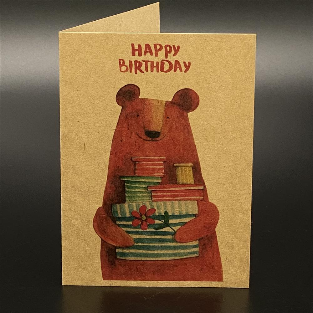 Dieses 5er-Set hochwertiger Grußkarten aus Kraftkarton mit farblich passendem Kuvert ist das perfekte Geschenk für Geburtstagsgrüße. Größe je Karte ca. 11 x 15 cm. Mit liebevollem Bären-Motiv und dem Schriftzug „Happy Birthday“ – ideal für Kinder, Freunde oder die Familie. Stilvoll, praktisch und persönlich, um Geburtstagswünsche charmant zu übermitteln.