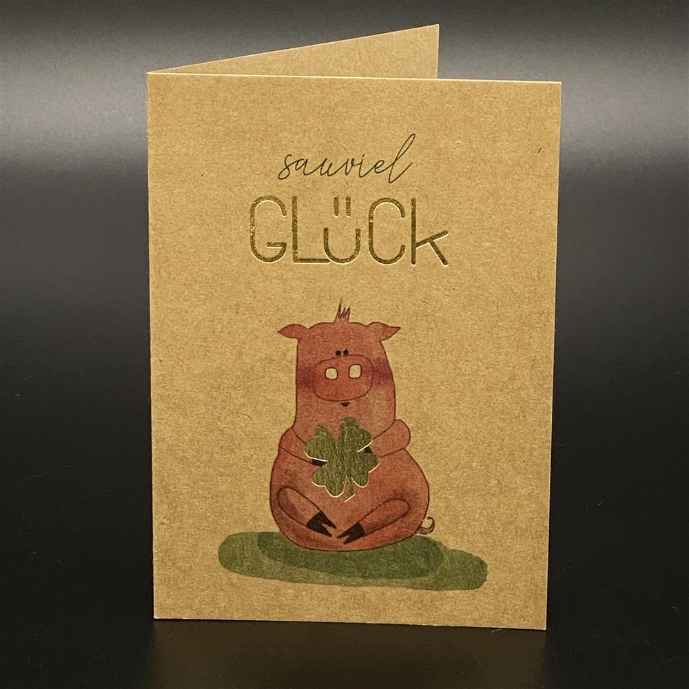 Dieses 5er-Set hochwertiger Grußkarten aus Kraftkarton inklusive farblich passendem Kuvert ist ein besonderes Geschenk für Geburtstage oder Glückwünsche. Größe je Karte ca. 11 x 15 cm, Motiv: Schwein, Aufdruck „Sauviel Glück“ mit Goldprägung auf dem Wort „Glück“ und Kleeblatt. Ideal für Familie, Freunde oder Kollegen – stilvoll, hochwertig und liebevoll gestaltet.