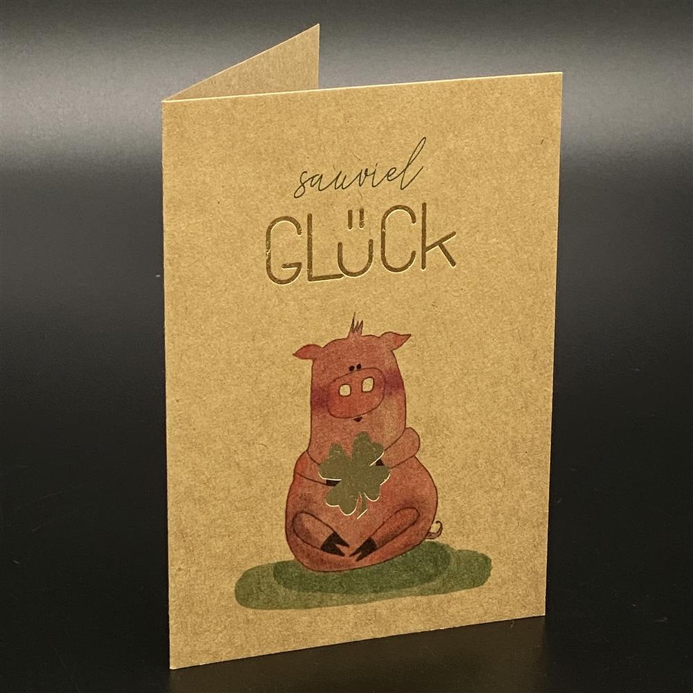 Dieses 5er-Set hochwertiger Grußkarten aus Kraftkarton inklusive farblich passendem Kuvert ist ein besonderes Geschenk für Geburtstage oder Glückwünsche. Größe je Karte ca. 11 x 15 cm, Motiv: Schwein, Aufdruck „Sauviel Glück“ mit Goldprägung auf dem Wort „Glück“ und Kleeblatt. Ideal für Familie, Freunde oder Kollegen – stilvoll, hochwertig und liebevoll gestaltet.