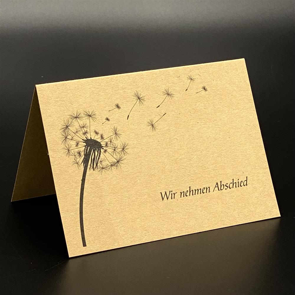 Dieses 5er-Set hochwertiger Grußkarten aus Kraftkarton inklusive farblich passendem Kuvert eignet sich besonders für einfühlsame Abschieds- und Beileidsgrüße. Größe je Karte ca. 11 x 15 cm, Motiv: Pusteblume mit Aufdruck „Wir nehmen Abschied“. Stilvoll, dezent und liebevoll gestaltet – ideal für Familie, Freunde oder Kollegen.