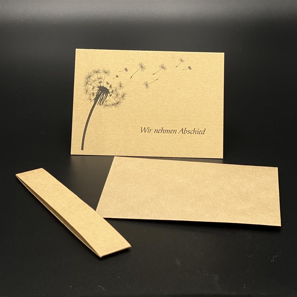 Dieses 5er-Set hochwertiger Grußkarten aus Kraftkarton inklusive farblich passendem Kuvert eignet sich besonders für einfühlsame Abschieds- und Beileidsgrüße. Größe je Karte ca. 11 x 15 cm, Motiv: Pusteblume mit Aufdruck „Wir nehmen Abschied“. Stilvoll, dezent und liebevoll gestaltet – ideal für Familie, Freunde oder Kollegen.