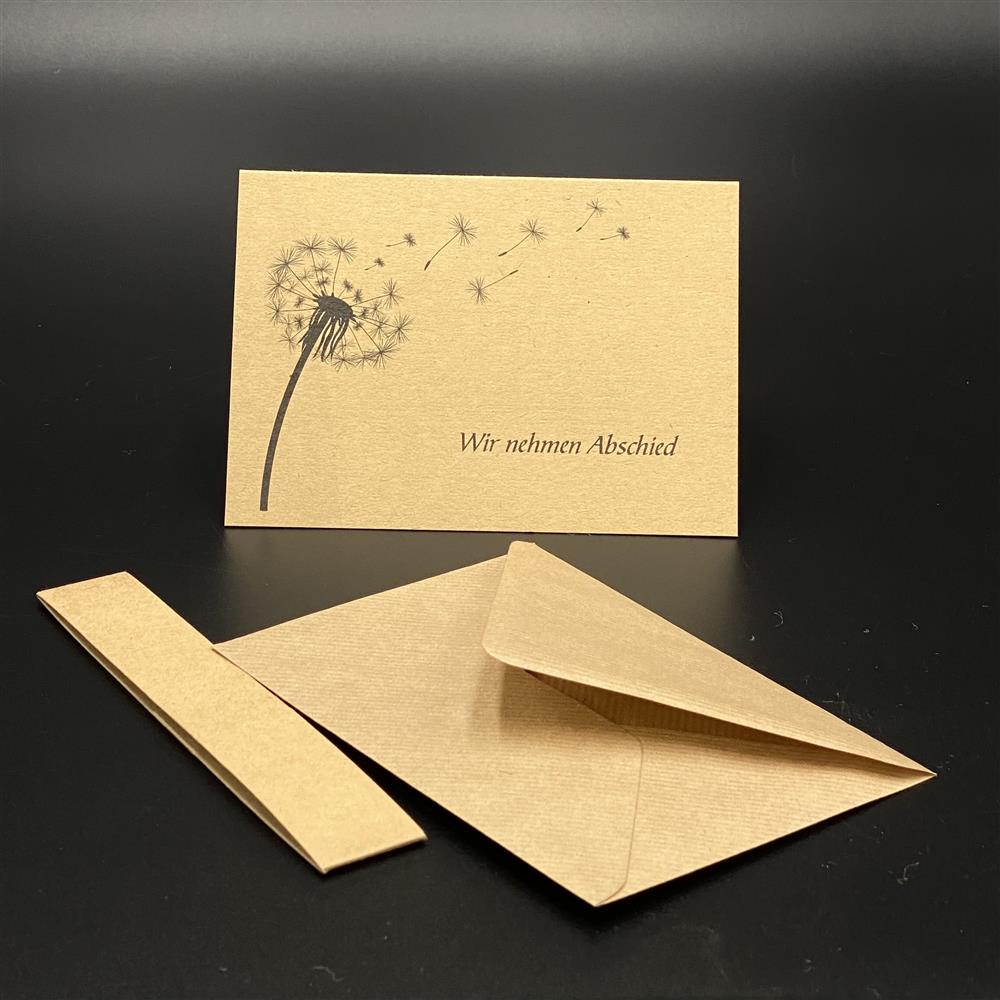 Versende persönliche Worte der Anteilnahme mit diesem 5er-Set Grußkarten aus robustem Kraftkarton und passenden Kuverts. Größe ca. 11 x 15 cm, Motiv: Pusteblume, Aufdruck „Wir nehmen Abschied“. Perfekt, um Mitgefühl stilvoll und liebevoll auszudrücken – für Familie, Freunde oder Kollegen.