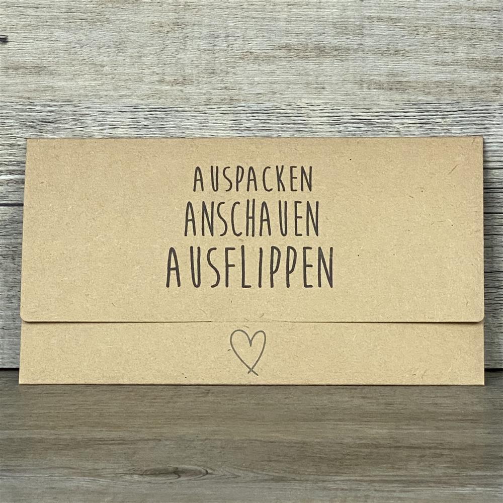 Dieses 5er-Set Gutscheinverpackungen aus hochwertigem Kraftpapier ist perfekt, um Gutscheine stilvoll zu verschenken. Größe je Verpackung ca. 21,5 x 11 cm, passend für Gutscheine bis 21 x 10,5 cm. Aufdruck: „Auspacken, Anschauen, Ausflippen“ mit Herzmotiv. Ideal für Geburtstage, Hochzeiten, Jubiläen oder kleine Aufmerksamkeiten – nachhaltig, charmant und liebevoll gestaltet.