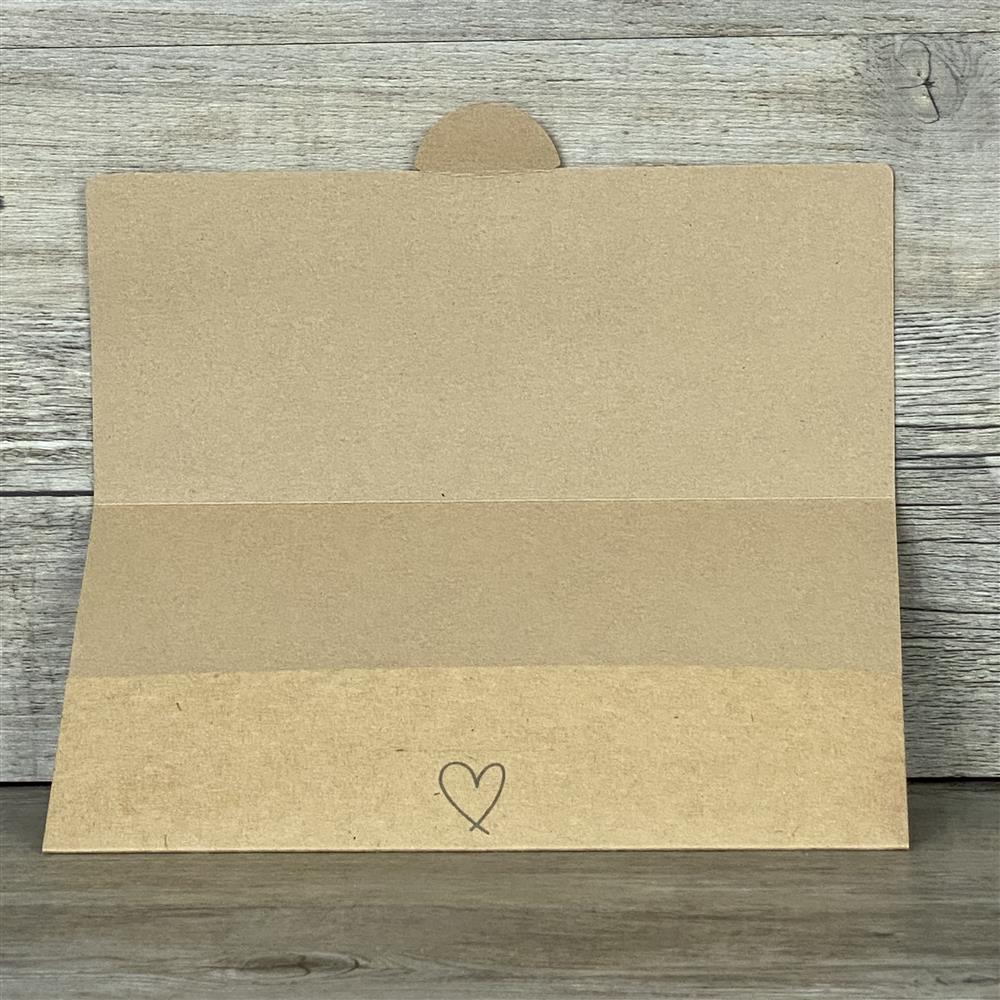 Dieses 5er-Set Gutscheinverpackungen aus hochwertigem Kraftpapier ist perfekt, um Gutscheine stilvoll zu verschenken. Größe je Verpackung ca. 21,5 x 11 cm, passend für Gutscheine bis 21 x 10,5 cm. Aufdruck: „Auspacken, Anschauen, Ausflippen“ mit Herzmotiv. Ideal für Geburtstage, Hochzeiten, Jubiläen oder kleine Aufmerksamkeiten – nachhaltig, charmant und liebevoll gestaltet.