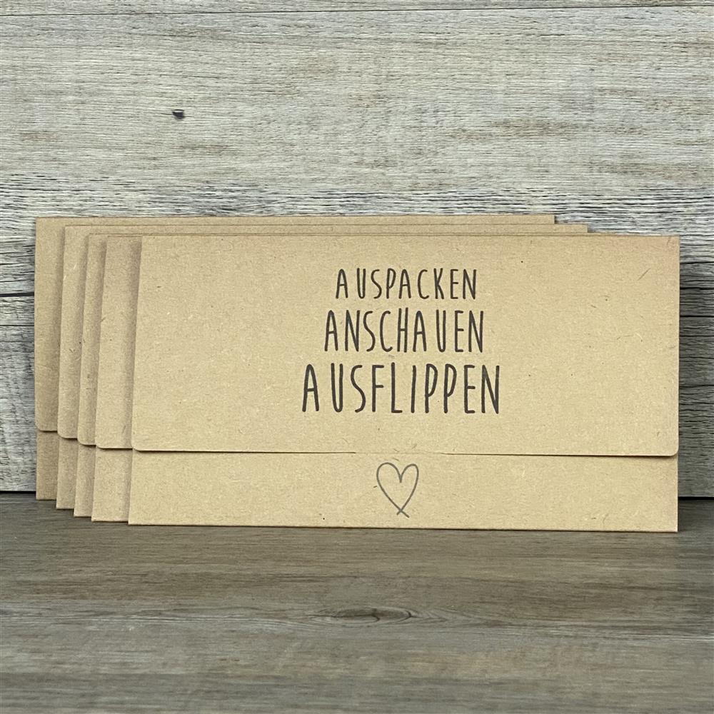 Verschenke Gutscheine auf besondere Weise mit diesem 5er-Set Kraftpapier-Verpackungen. Maße ca. 21,5 x 11 cm, passend für Gutscheine bis 21 x 10,5 cm, liebevoll gestalteter Aufdruck „Auspacken, Anschauen, Ausflippen“ mit Herzmotiv. Vielseitig einsetzbar für Geburtstage, Jubiläen, Hochzeiten oder kleine Überraschungen – stilvoll, nachhaltig und hochwertig.