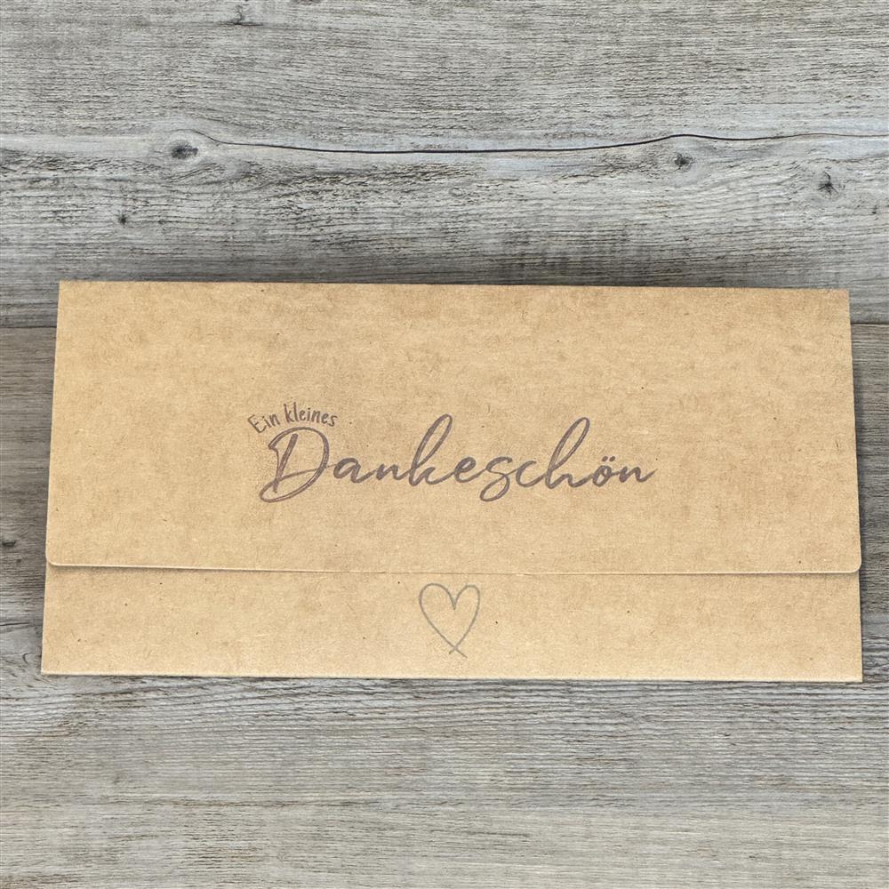 Dieses 5er-Set Gutscheinverpackungen aus hochwertigem Kraftpapier ist ideal, um Danke zu sagen. Größe je Verpackung ca. 21,5 x 11 cm, passend für Gutscheine bis 21 x 10,5 cm. Aufdruck: „Ein kleines Dankeschön“. Perfekt für Familie, Freunde oder Kollegen – nachhaltig, stilvoll und liebevoll gestaltet für jede Gelegenheit.