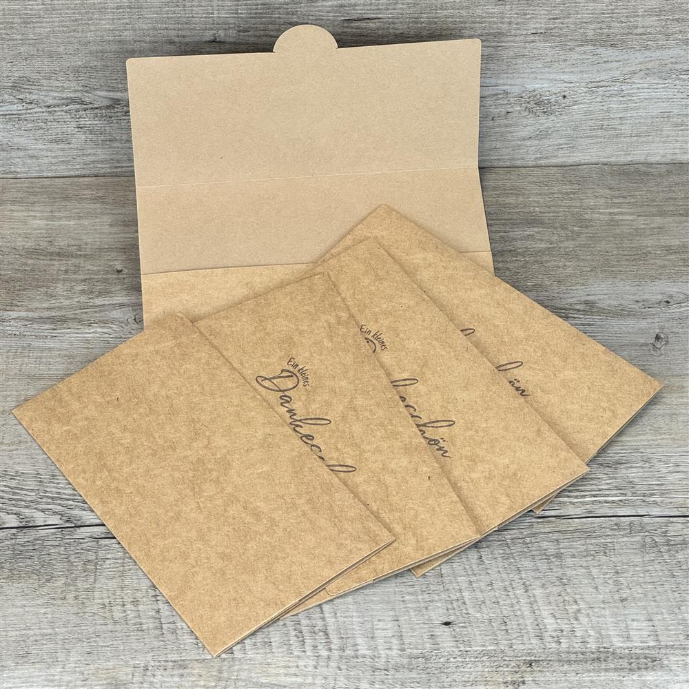 Dieses 5er-Set Gutscheinverpackungen aus hochwertigem Kraftpapier ist ideal, um Danke zu sagen. Größe je Verpackung ca. 21,5 x 11 cm, passend für Gutscheine bis 21 x 10,5 cm. Aufdruck: „Ein kleines Dankeschön“. Perfekt für Familie, Freunde oder Kollegen – nachhaltig, stilvoll und liebevoll gestaltet für jede Gelegenheit.