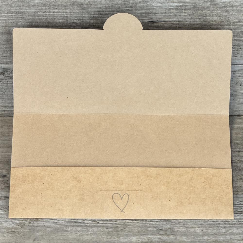 Verschenke Gutscheine charmant mit diesem 5er-Set Kraftpapier-Verpackungen. Maße ca. 21,5 x 11 cm, passend für Gutscheine bis 21 x 10,5 cm, Aufdruck „Ein kleines Dankeschön“. Vielseitig einsetzbar, um Dankbarkeit zu zeigen – stilvoll, nachhaltig und hochwertig, ideal für Freunde, Familie oder Kollegen.