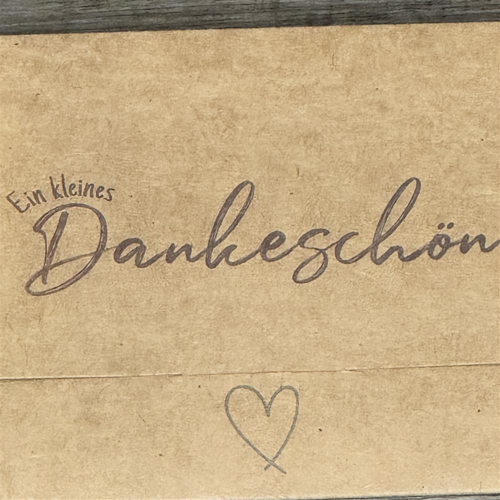 Verschenke Gutscheine charmant mit diesem 5er-Set Kraftpapier-Verpackungen. Maße ca. 21,5 x 11 cm, passend für Gutscheine bis 21 x 10,5 cm, Aufdruck „Ein kleines Dankeschön“. Vielseitig einsetzbar, um Dankbarkeit zu zeigen – stilvoll, nachhaltig und hochwertig, ideal für Freunde, Familie oder Kollegen.