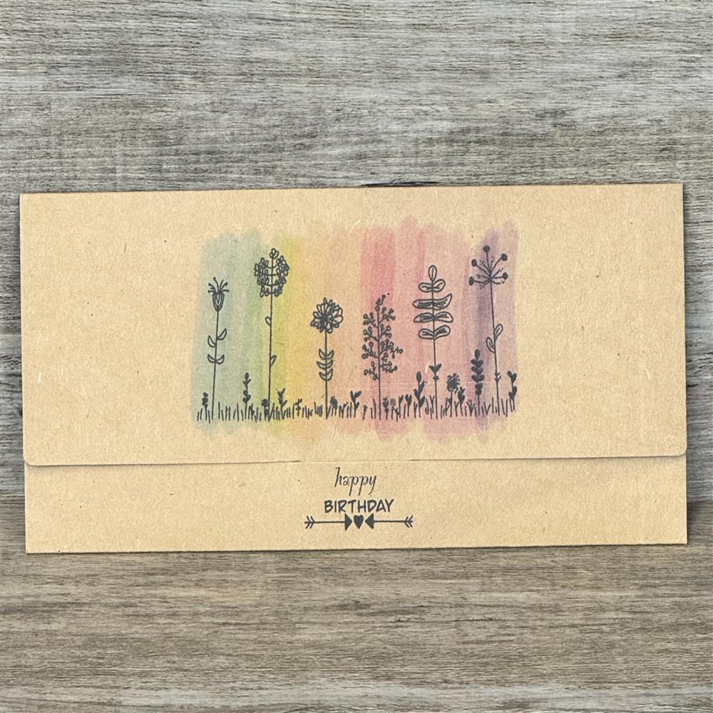 Dieses 5er-Set Gutscheinverpackungen aus hochwertigem Kraftpapier ist perfekt für stilvolle Geburtstagsgeschenke. Größe je Verpackung ca. 21,5 x 11 cm, passend für Gutscheine bis 21 x 10,5 cm. Aufdruck: „Happy Birthday“. Ideal für Freunde, Familie oder Kollegen – charmant, nachhaltig und liebevoll gestaltet für eine besondere Geburtstagsüberraschung.