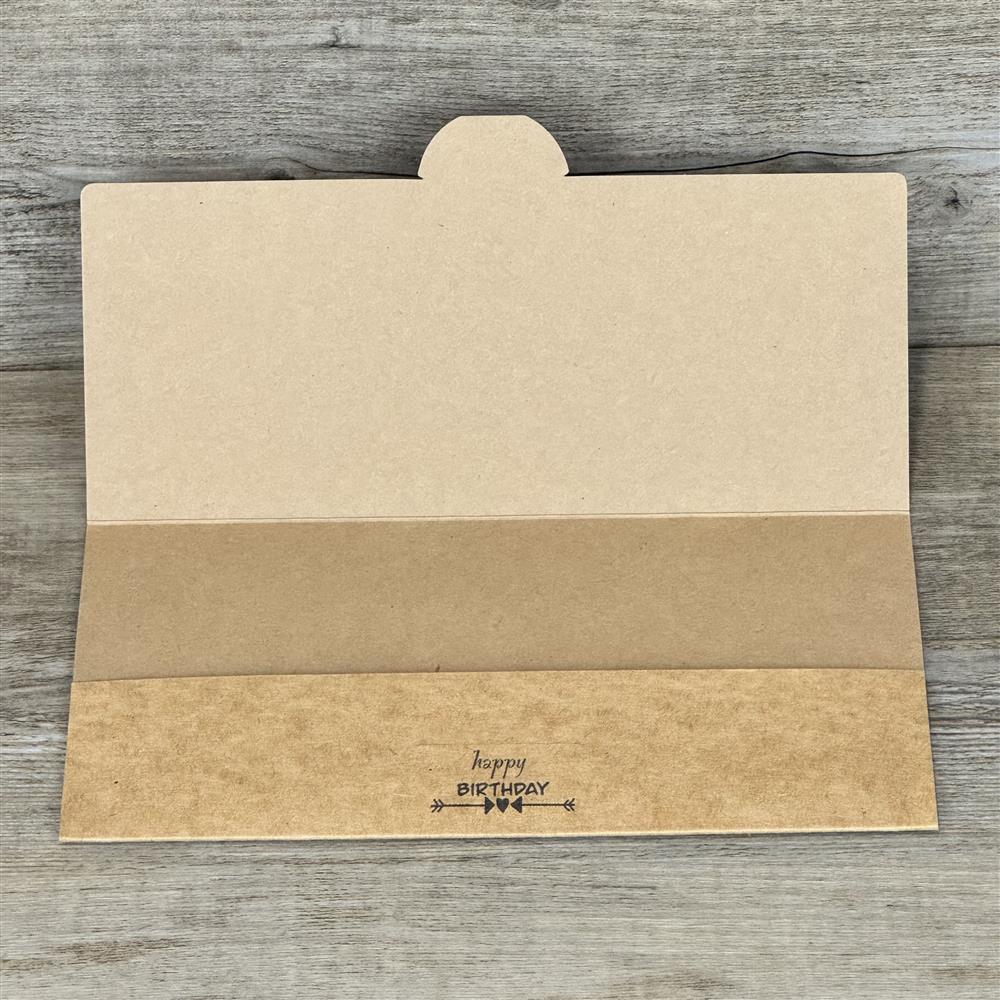 Verschenke Gutscheine auf besondere Weise mit diesem 5er-Set Kraftpapier-Geschenkumschläge. Maße ca. 21,5 x 11 cm, passend für Gutscheine bis 21 x 10,5 cm. Aufdruck: „Happy Birthday“. Vielseitig einsetzbar für Geburtstagsgeschenke – stilvoll, nachhaltig und hochwertig, für Freunde, Familie oder Kollegen.