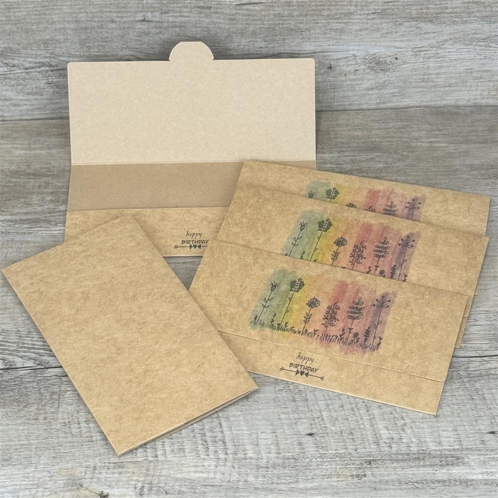 Verschenke Gutscheine auf besondere Weise mit diesem 5er-Set Kraftpapier-Geschenkumschläge. Maße ca. 21,5 x 11 cm, passend für Gutscheine bis 21 x 10,5 cm. Aufdruck: „Happy Birthday“. Vielseitig einsetzbar für Geburtstagsgeschenke – stilvoll, nachhaltig und hochwertig, für Freunde, Familie oder Kollegen.