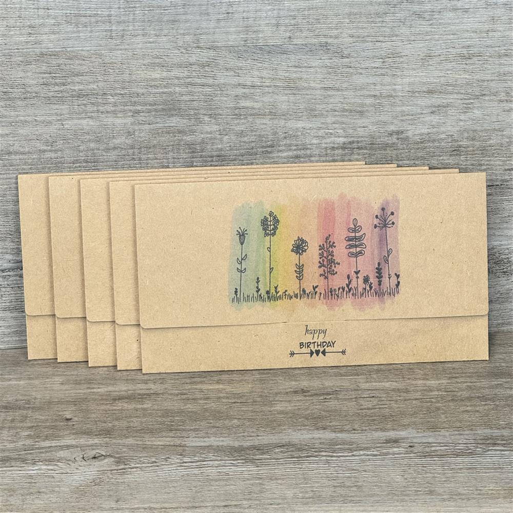 Dieses 5er-Set Gutscheinverpackungen aus robustem Kraftpapier macht Geburtstagsgeschenke zu einem besonderen Erlebnis. Größe ca. 21,5 x 11 cm, passend für Gutscheine bis 21 x 10,5 cm. Aufdruck: „Happy Birthday“. Nachhaltig, charmant und liebevoll gestaltet – perfekt für kleine Überraschungen für Freunde, Familie oder Kollegen.