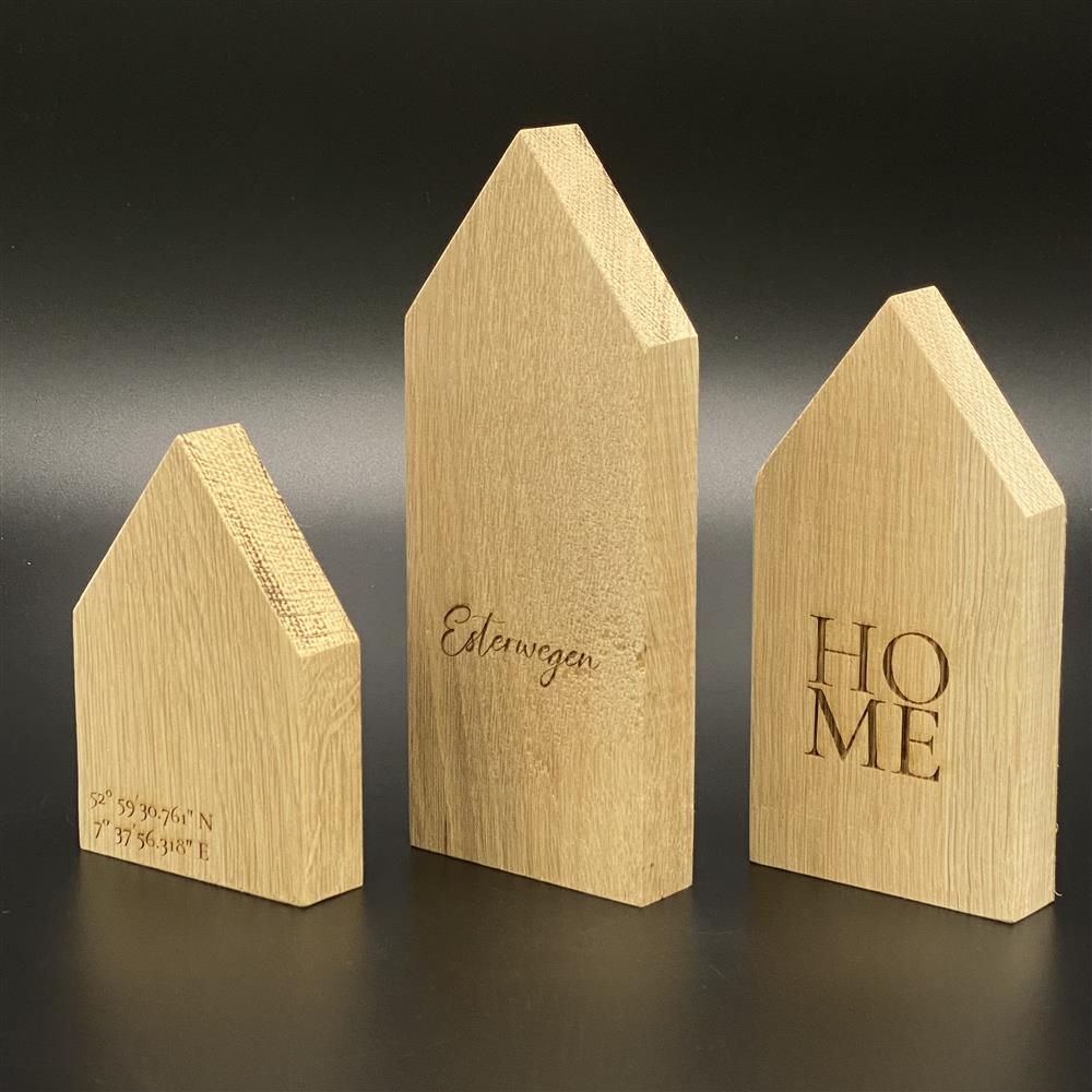 Charmantes Häuser-Set aus Holz mit drei unterschiedlich großen Häusern.
Personalisierbar mit Wunschort, Koordinaten und dem Schriftzug „Home“.
Perfektes Geschenk zum Einzug, Umzug oder als Einweihungsgeschenk.
Maße: Groß 20 x 8 cm, Mittel 16 x 8 cm, Klein 12 x 8 cm – handgefertigt und dekorativ.
Ein individuelles Dekorationsensemble, das Wärme und Persönlichkeit ins Zuhause bringt.